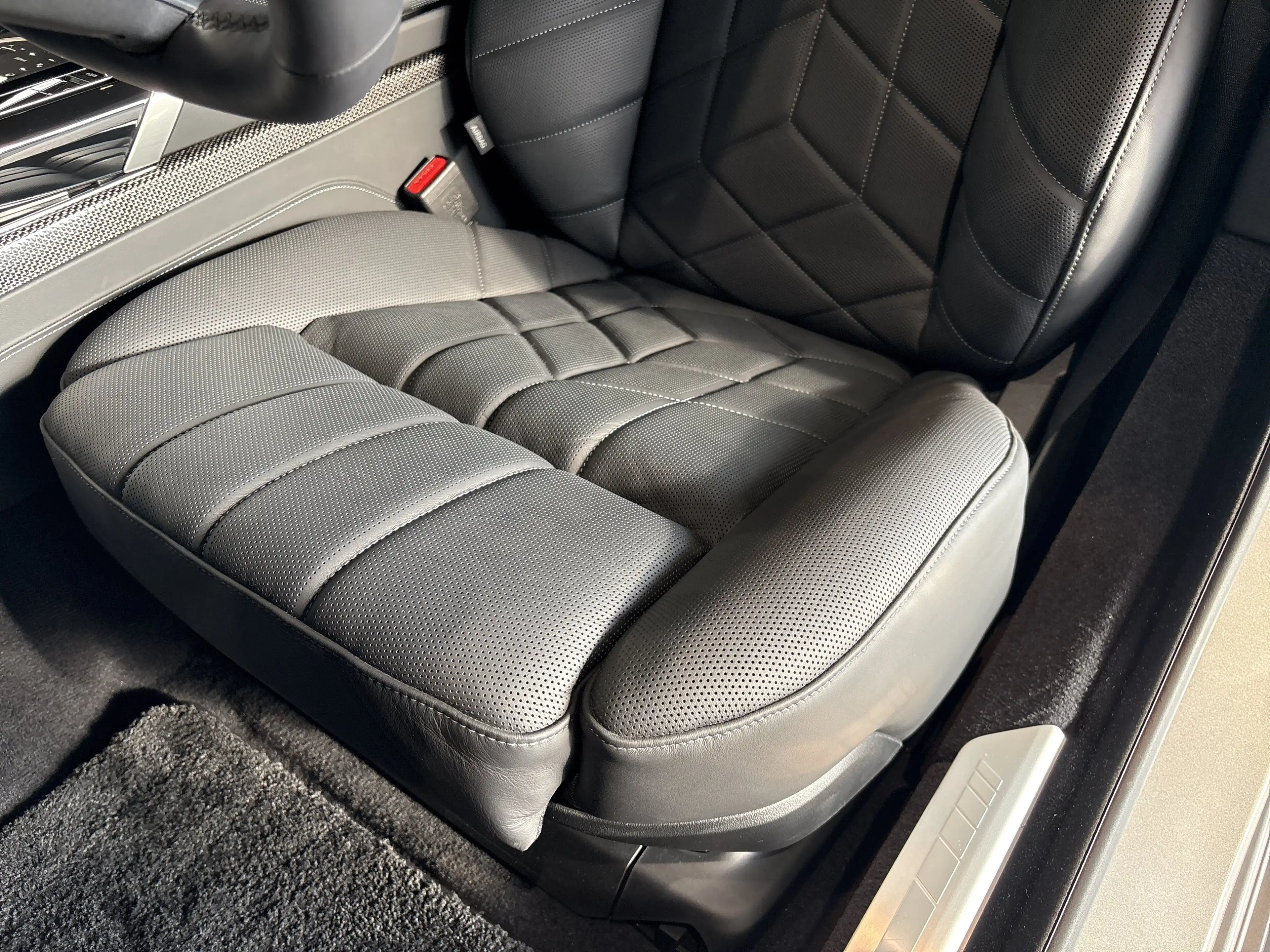 BMW 750 e xDrive — photo 10