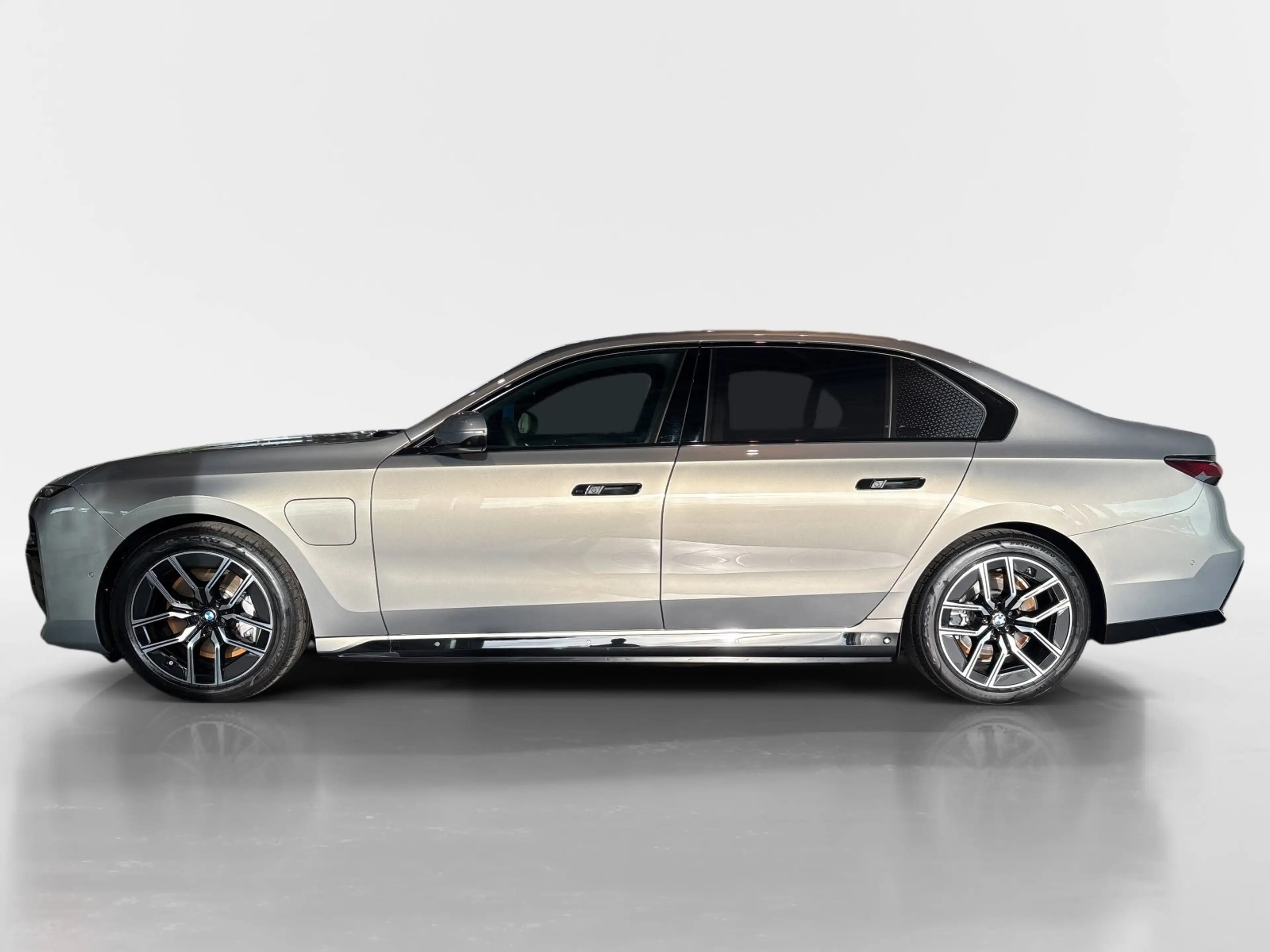 BMW 750 e xDrive — photo 2