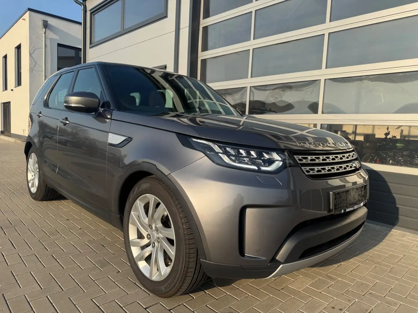 Land Rover Discovery 2.0 SD4 Pano/Kamera/Leder/Median Šedá - 1