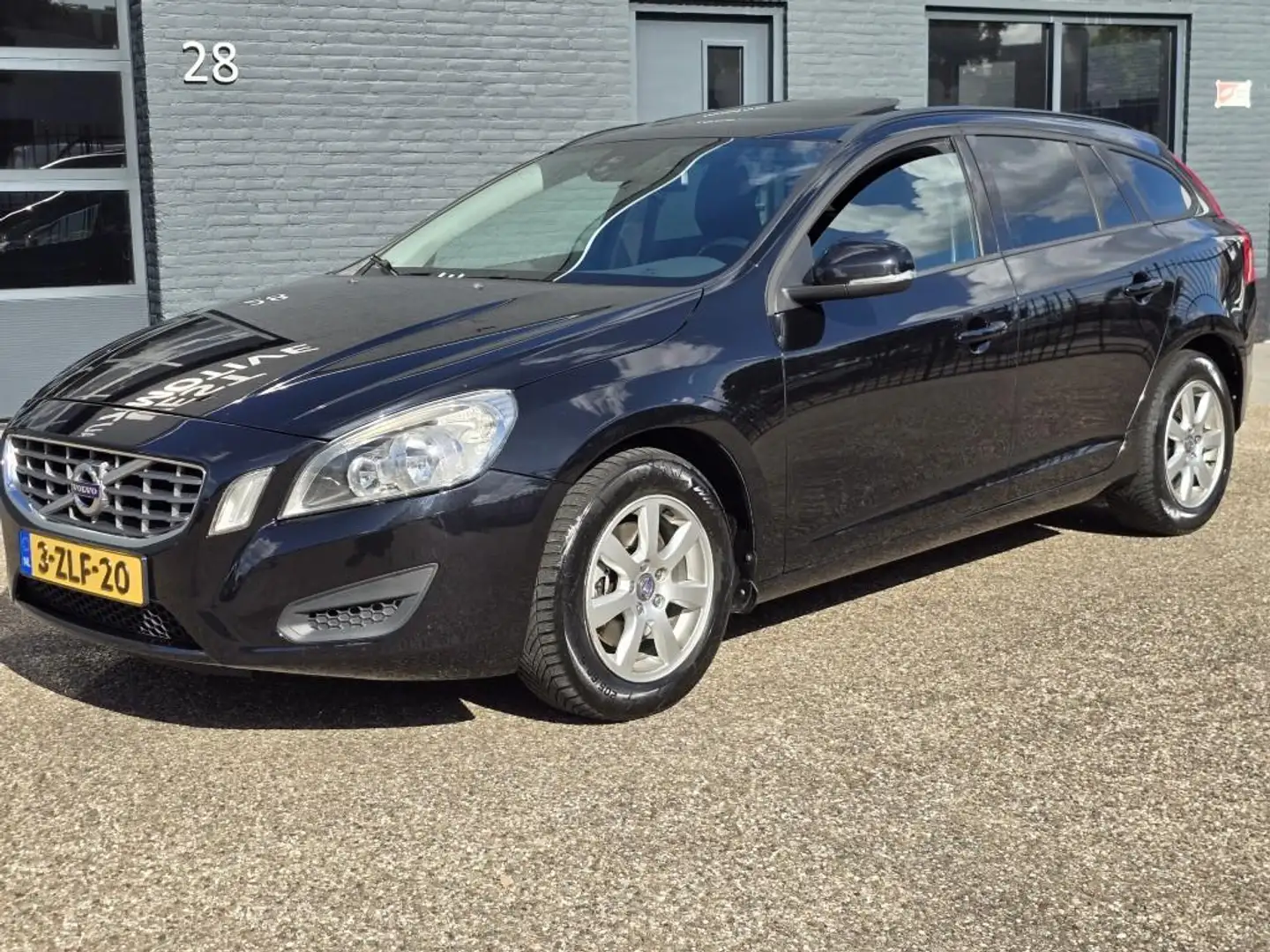 Volvo V60 1.6 DRIVe Kinetic dealer onderhouden NWE DISTRIBUT Zwart - 2