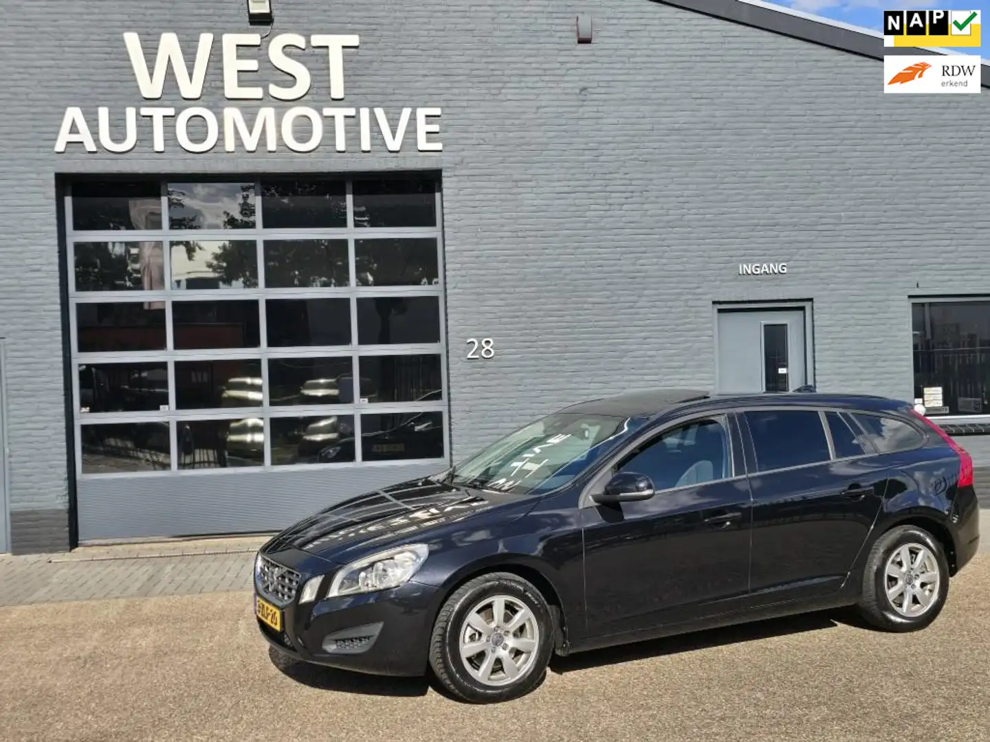 Volvo V60 1.6 DRIVe Kinetic dealer onderhouden NWE DISTRIBUT Zwart - 1