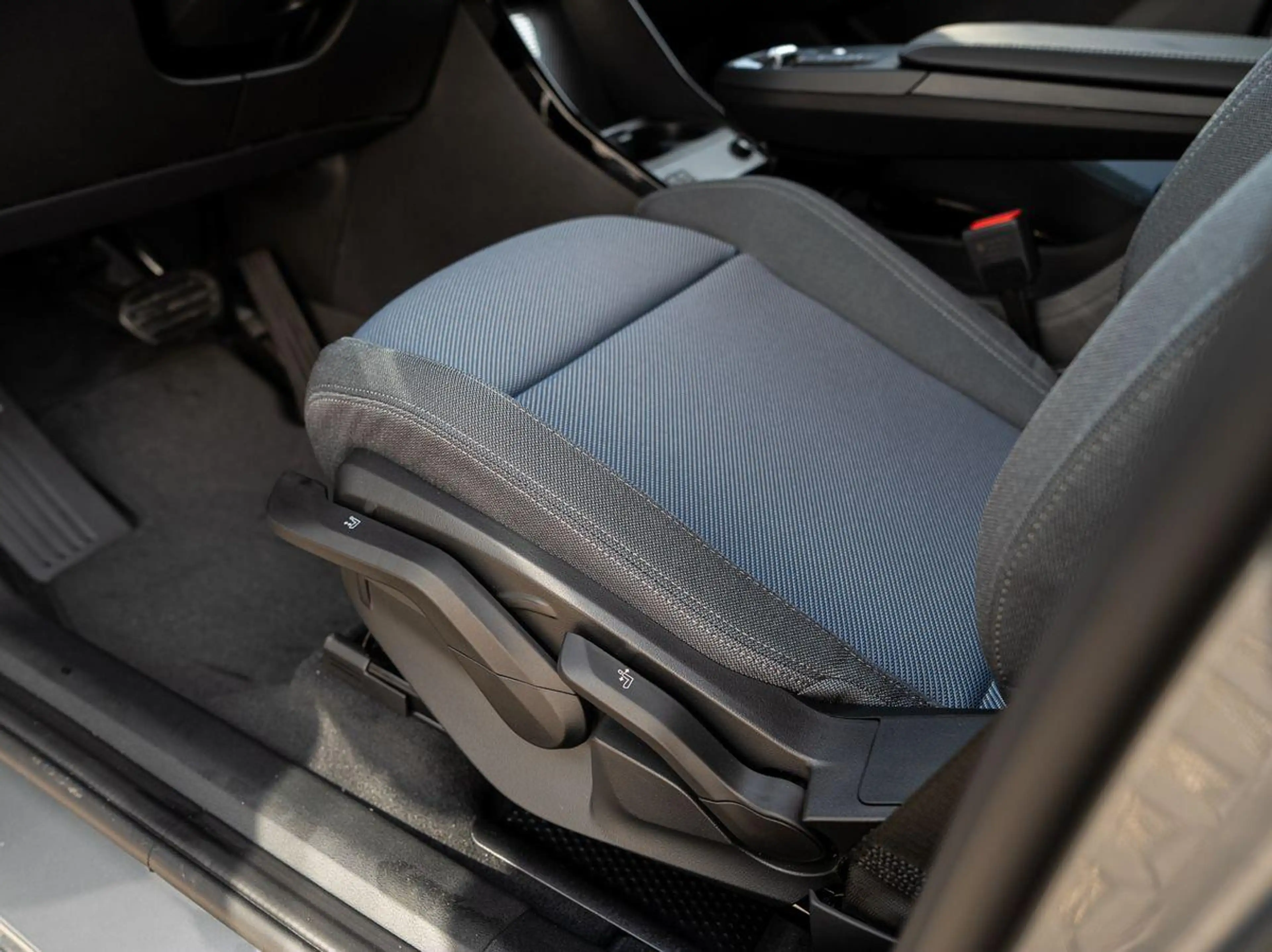 BMW 220 220d Active Tourer AHK PANO Sportsitze SoGlas — photo 8