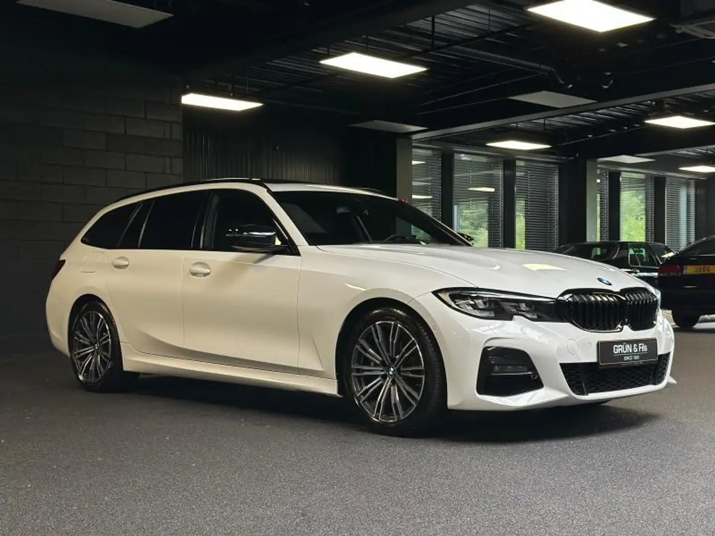 BMW 330 i M Sport Touring *Pano*H&K Wit - 1