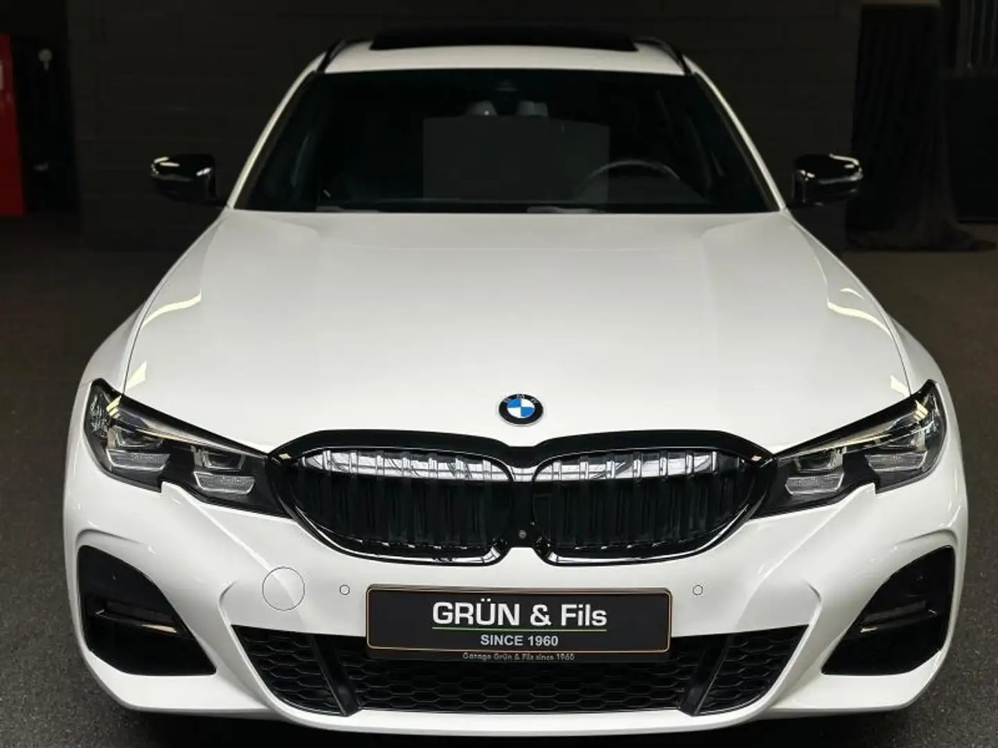 BMW 330 i M Sport Touring *Pano*H&K Wit - 2