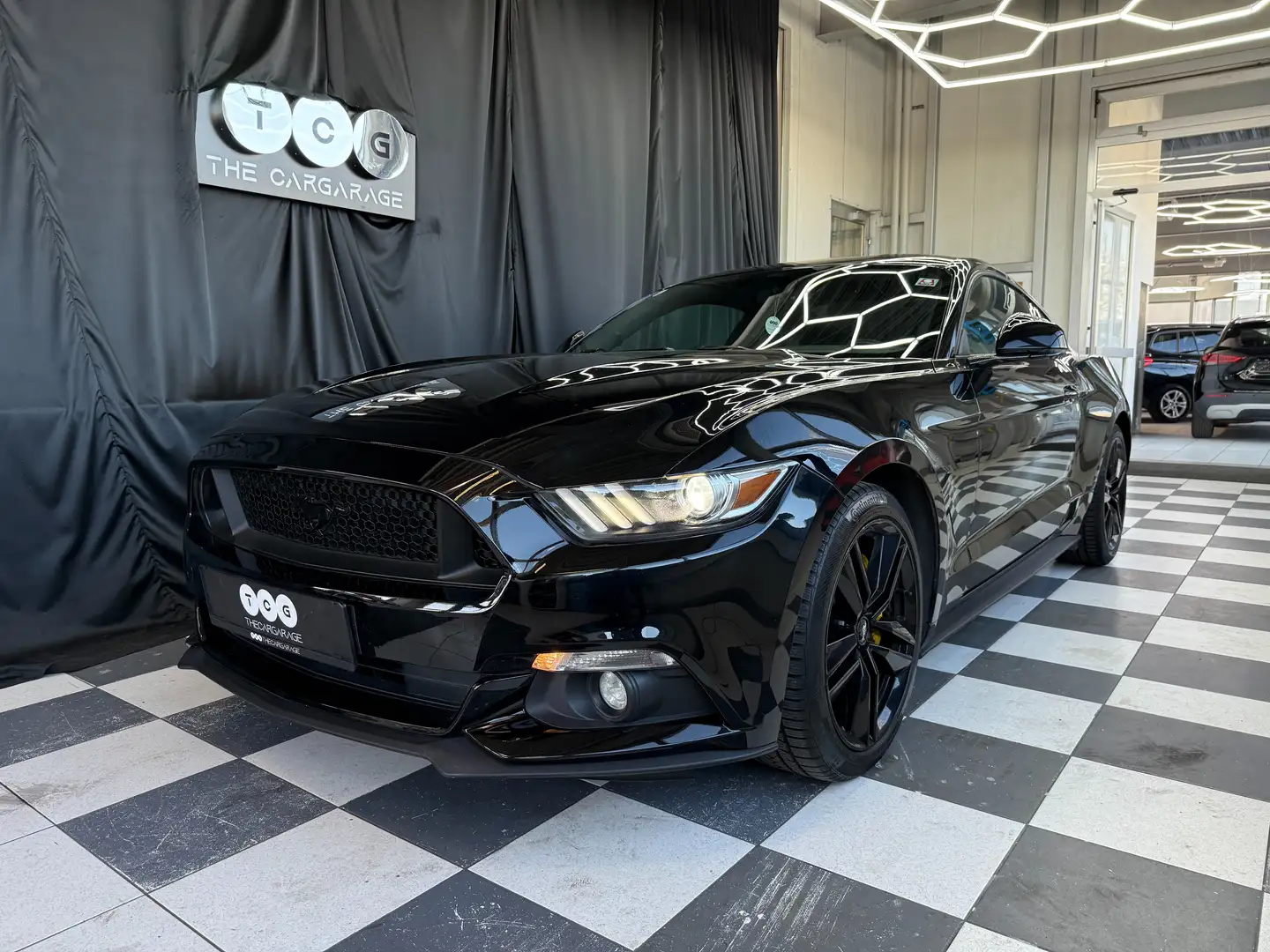 Ford Mustang Basis Fastback Schwarz - 1