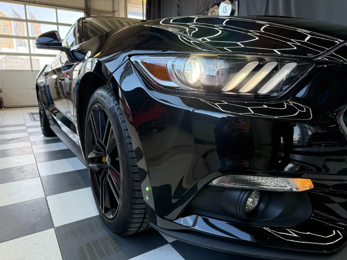 Ford Mustang Basis Fastback Schwarz - 2