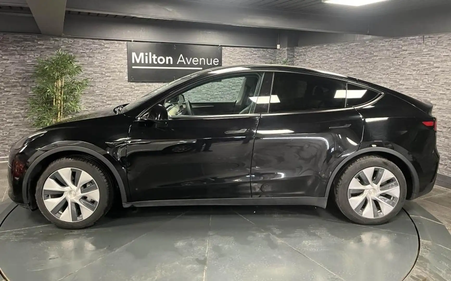 Tesla Model Y RWD  Autonomie Standard Black - 2