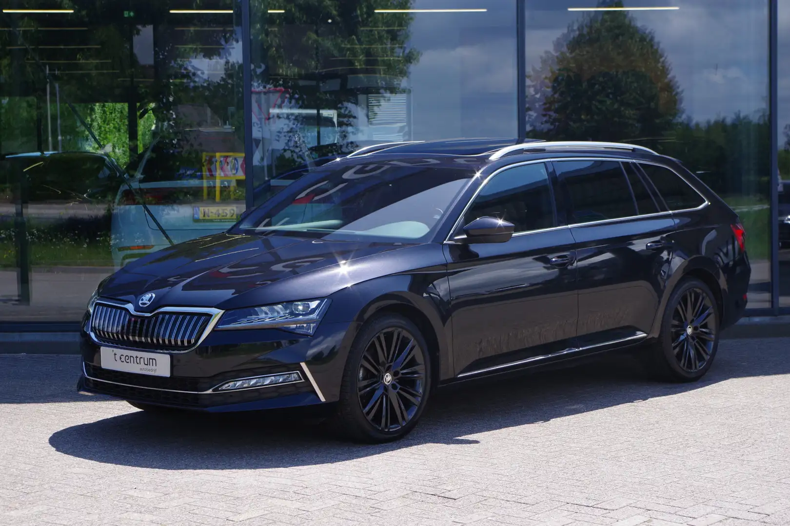 Skoda Superb Combi 1.4 TSI iV 218 PK Laurin & Klement PHEV, Led Siyah - 1