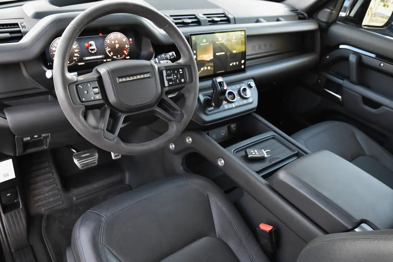Land Rover Defender 90 P525 V8 ** FULL BLACK / BTW / LICHTE VRACHT *** — foto 4
