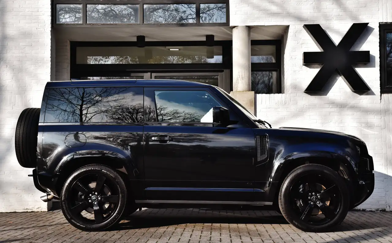 Land Rover Defender 90 P525 V8 ** FULL BLACK / BTW / LICHTE VRACHT *** — foto 3