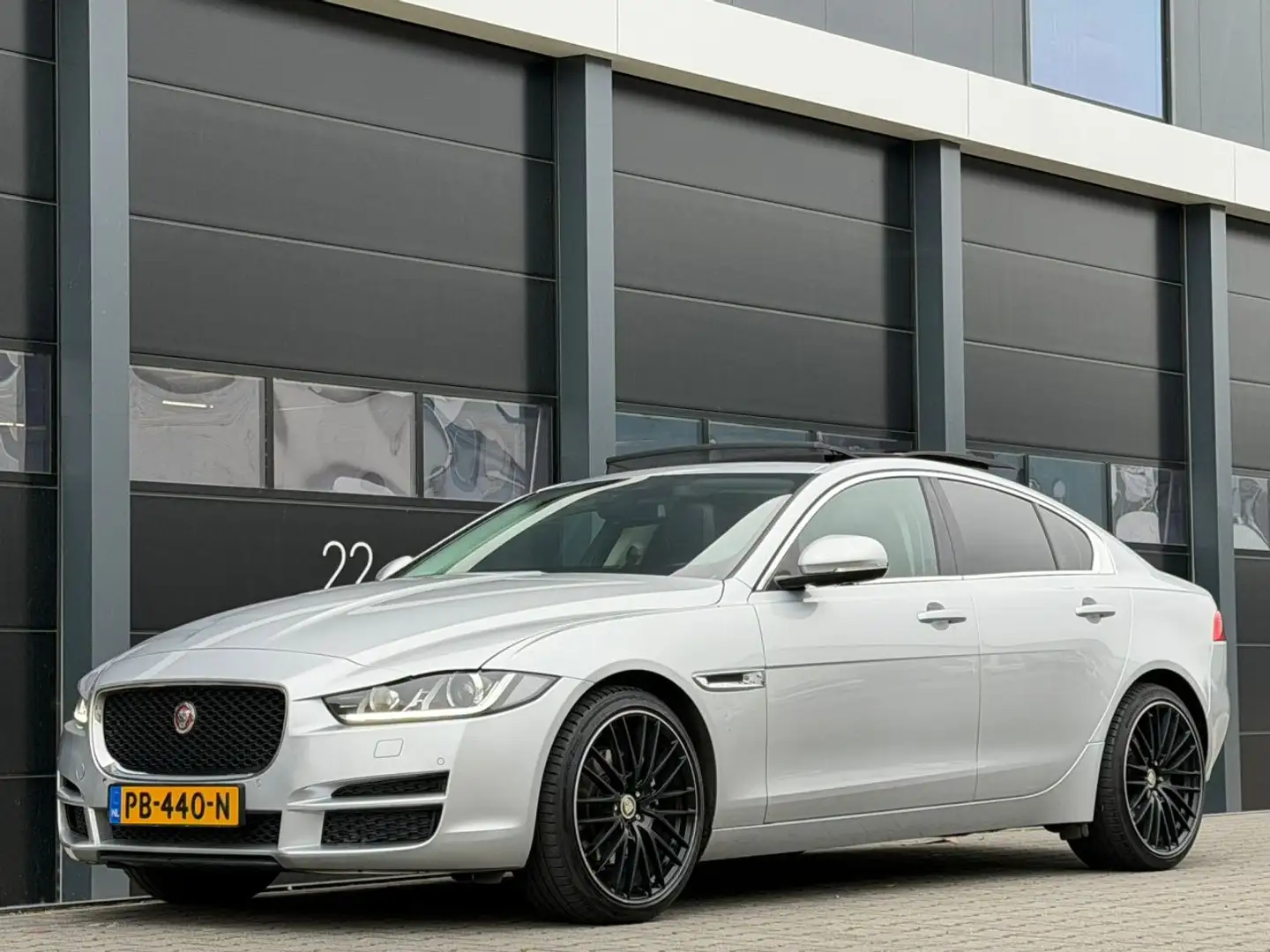 Jaguar XE 2.0 D R-Sport Dak Leer Euro-6 Grijs - 1