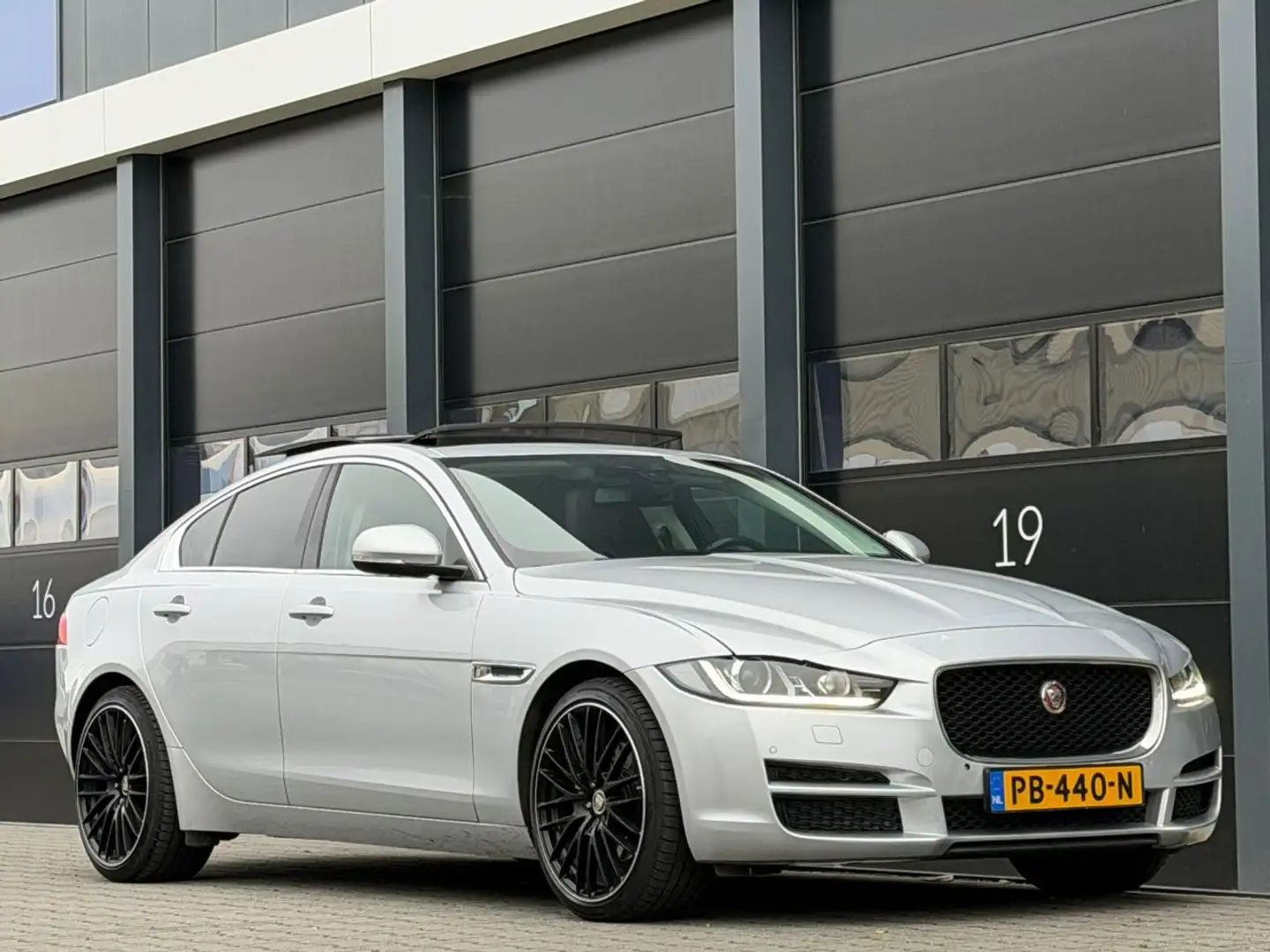 Jaguar XE 2.0 D R-Sport Dak Leer Euro-6 Grijs - 2