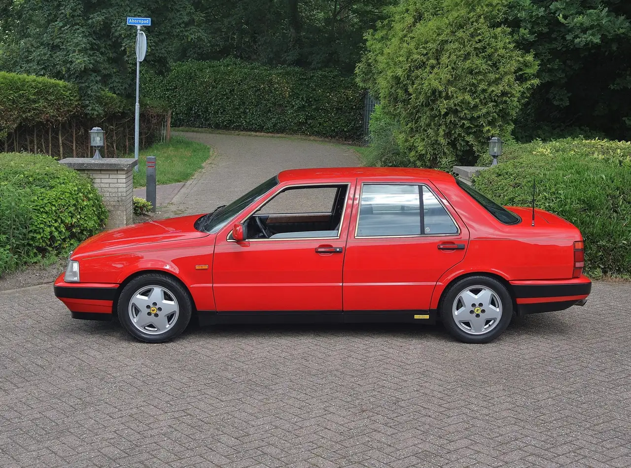 Lancia Thema 8.32 in unieke kleur Ferrari Rosso Corsa, foto 2