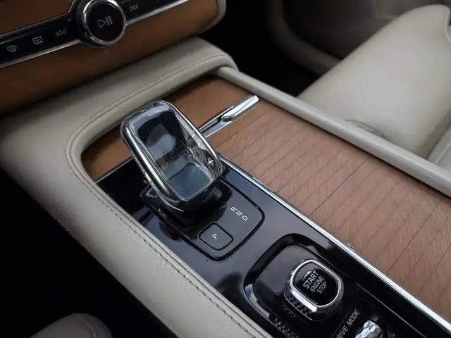 Volvo XC90 view 10