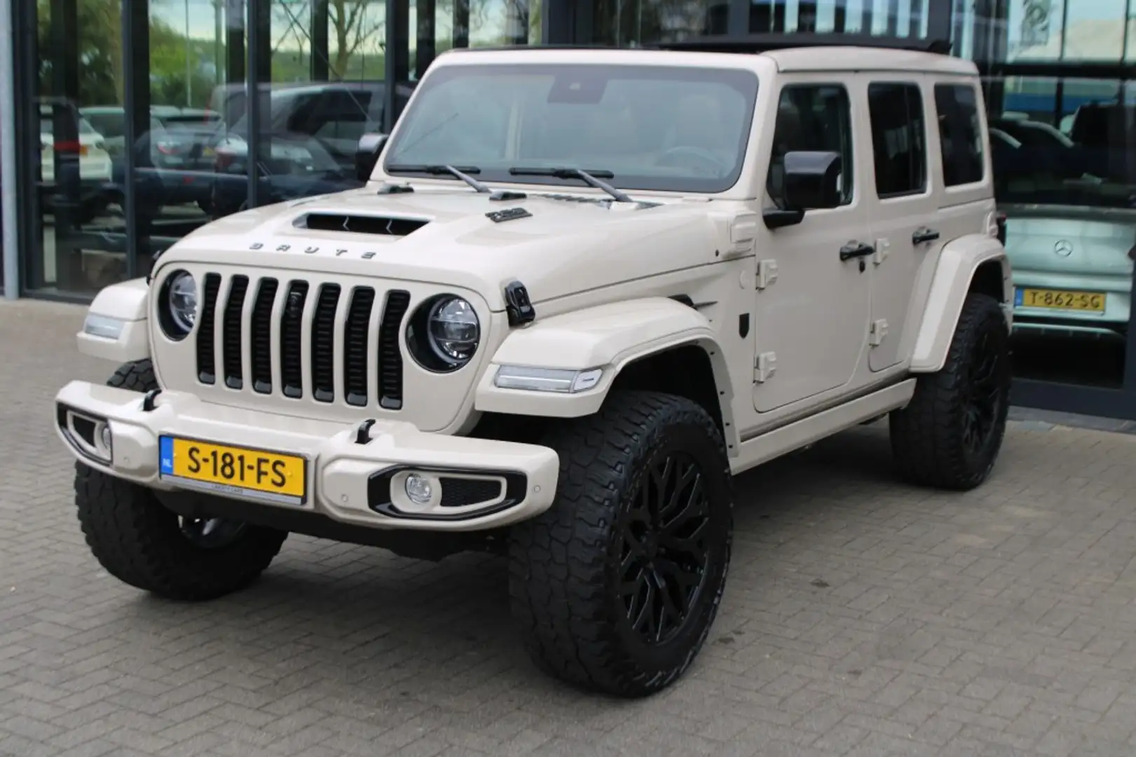 Jeep Wrangler BRUTE 4XE 380 PK SAHARA / Sky One Touch cabrio dak Zwart - 2