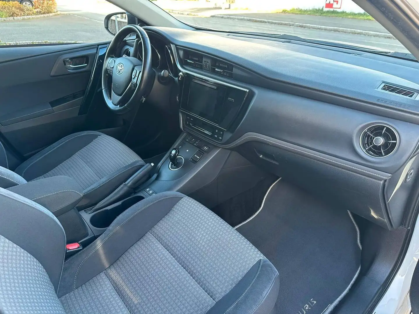 Toyota Auris Touring Sports 1.8 Hybrid 99PS Weiß - 2