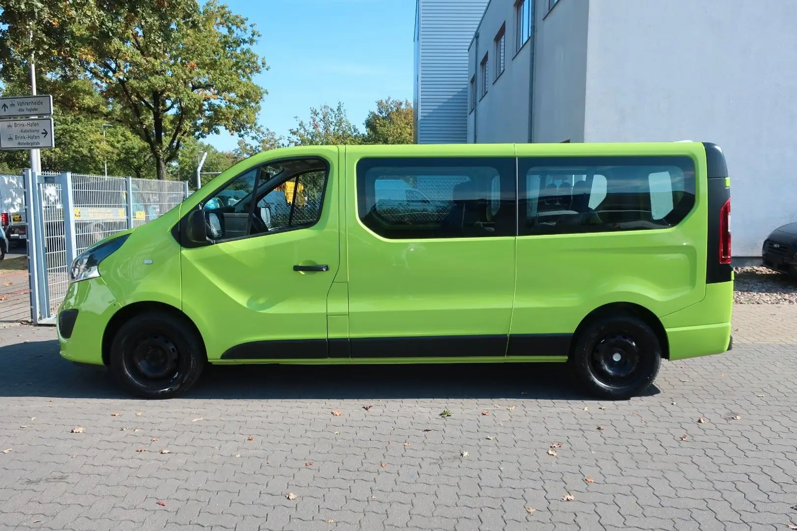 Opel Vivaro L2H1 / 1. Hand / 9 Sitzer / Fzg.Nr:127 Grün - 2