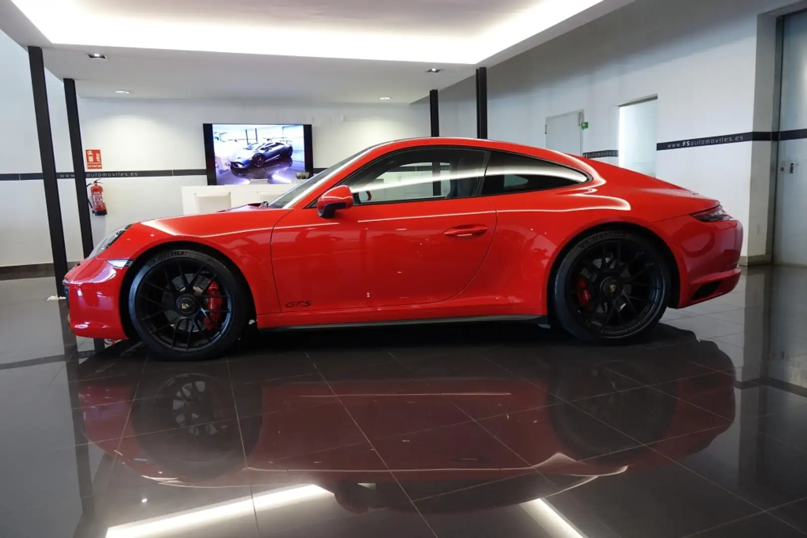 Porsche 991 Carrera 4 GTS Coupé PDK Rojo - 2