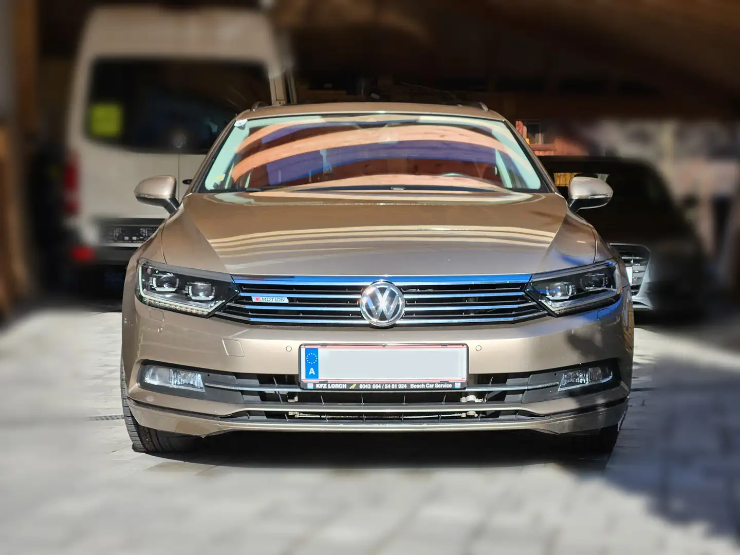 Volkswagen Passat Variant 4motion LED-Matrix/ACC/Pano/AHK 8-fach bereift Złoty - 2