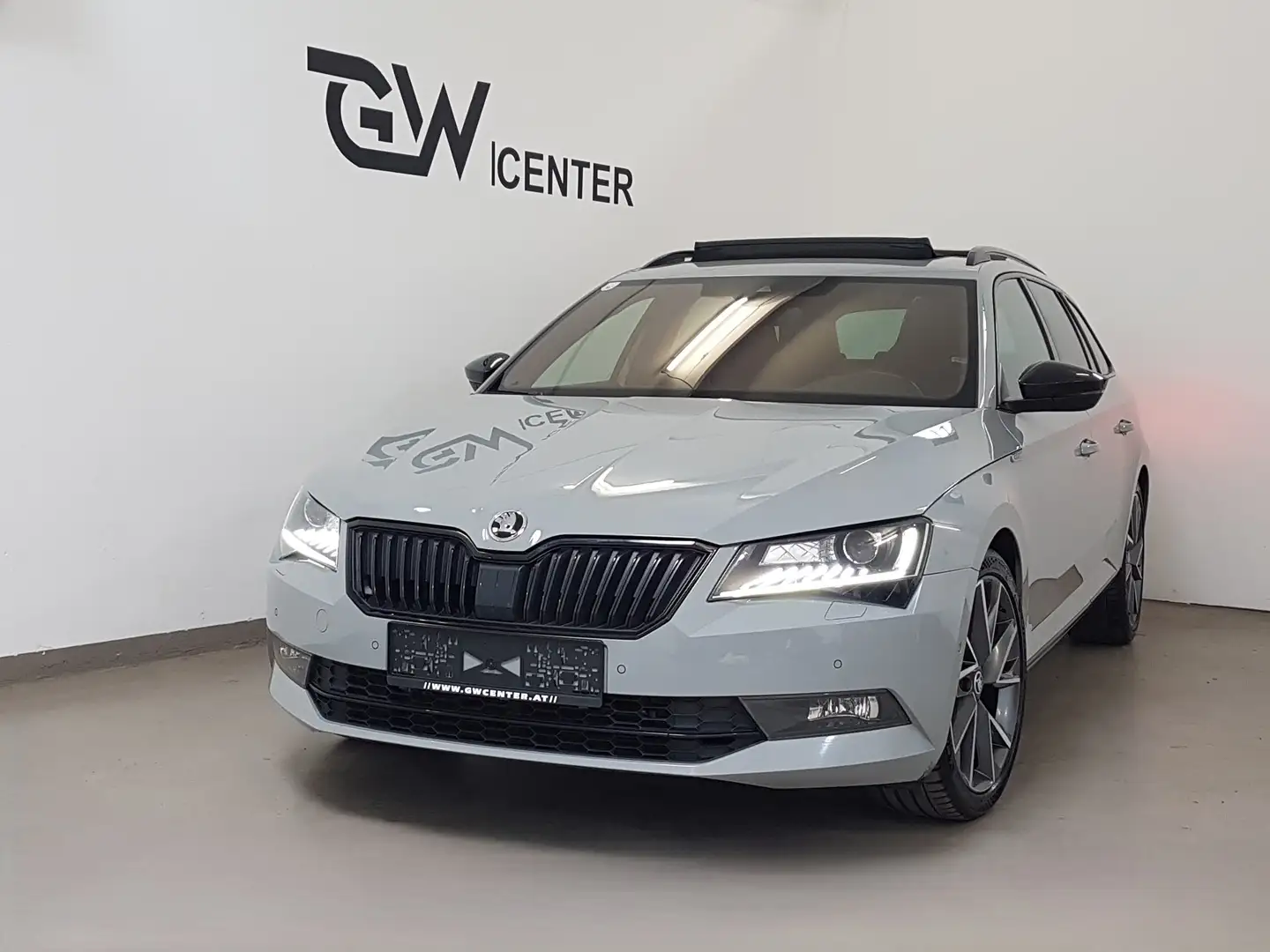 Skoda Superb Combi 2,0 TDI DSG Sportline Virtual Pano ACC DCC Gris - 1