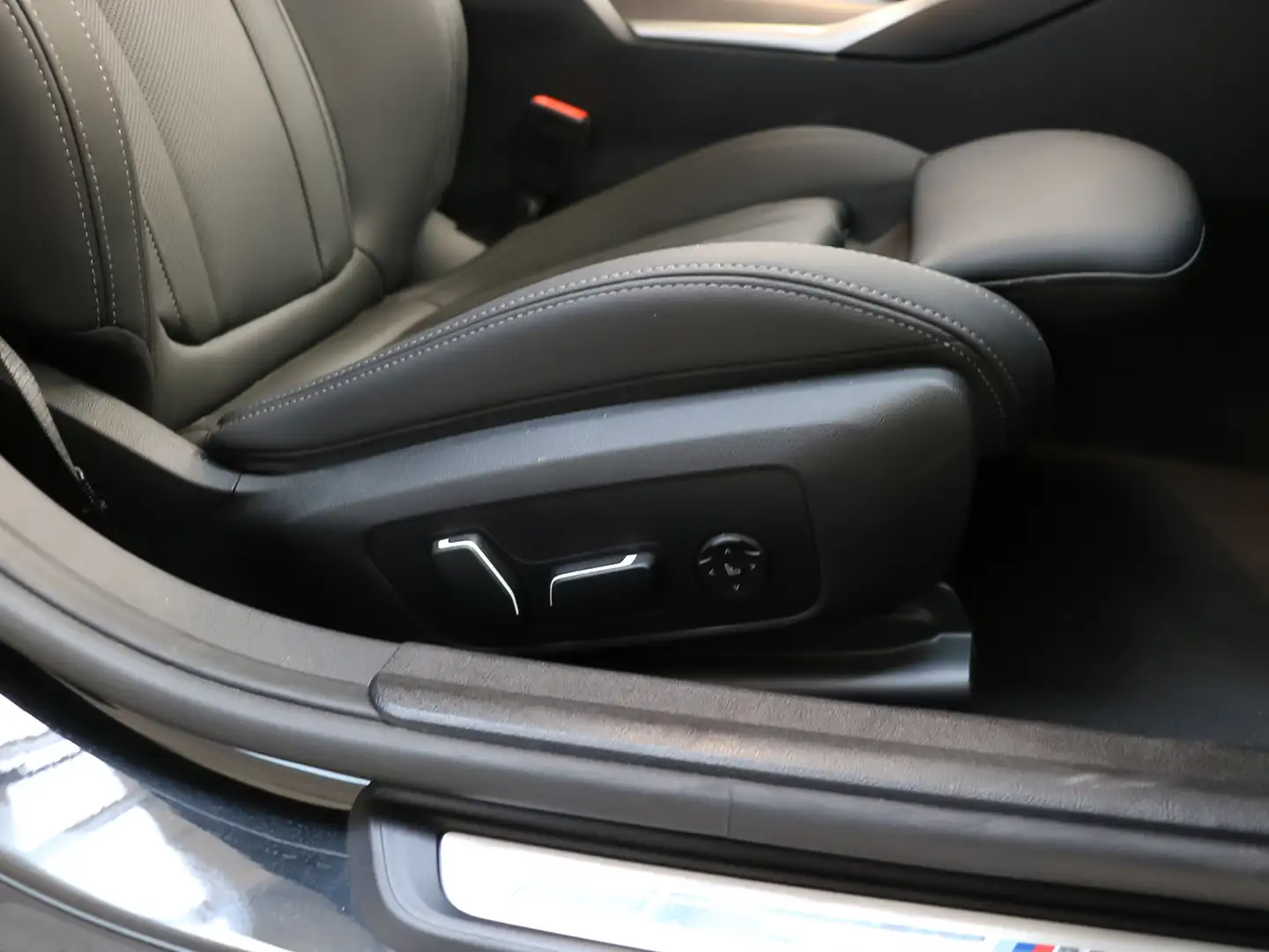 BMW 330 330e xDrive Touring Zwart - 2