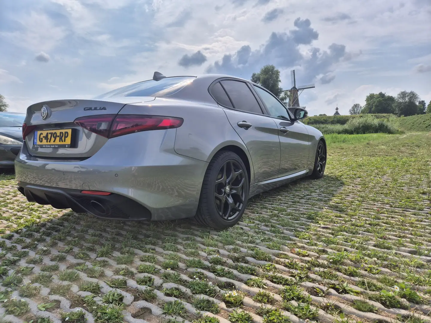 Alfa Romeo Giulia 2.0T B-Tech Grijs - 2