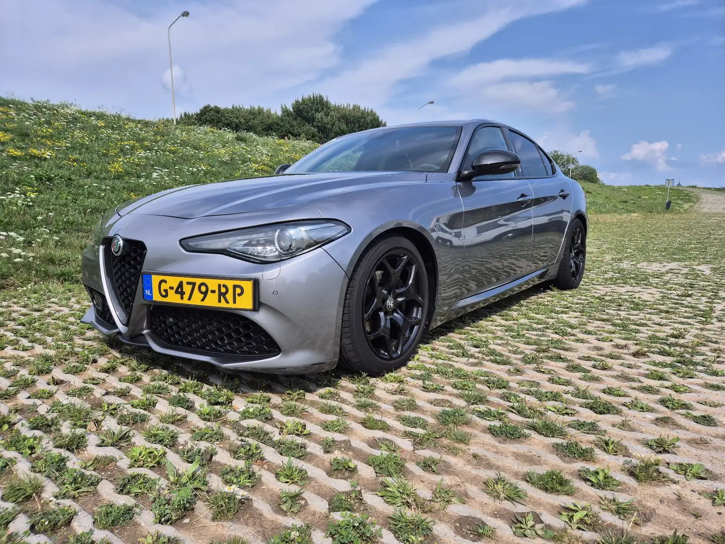 Alfa Romeo Giulia 2.0T B-Tech Grijs - 1