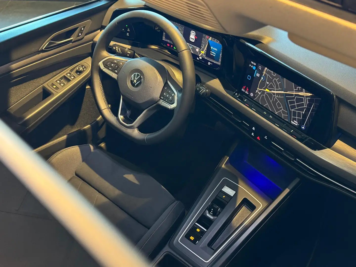 Volkswagen Golf 1.5 eTSI 150 PK |PANO|MATRIX|IQ.DRIVE|SFEERVERLICH Grau - 2