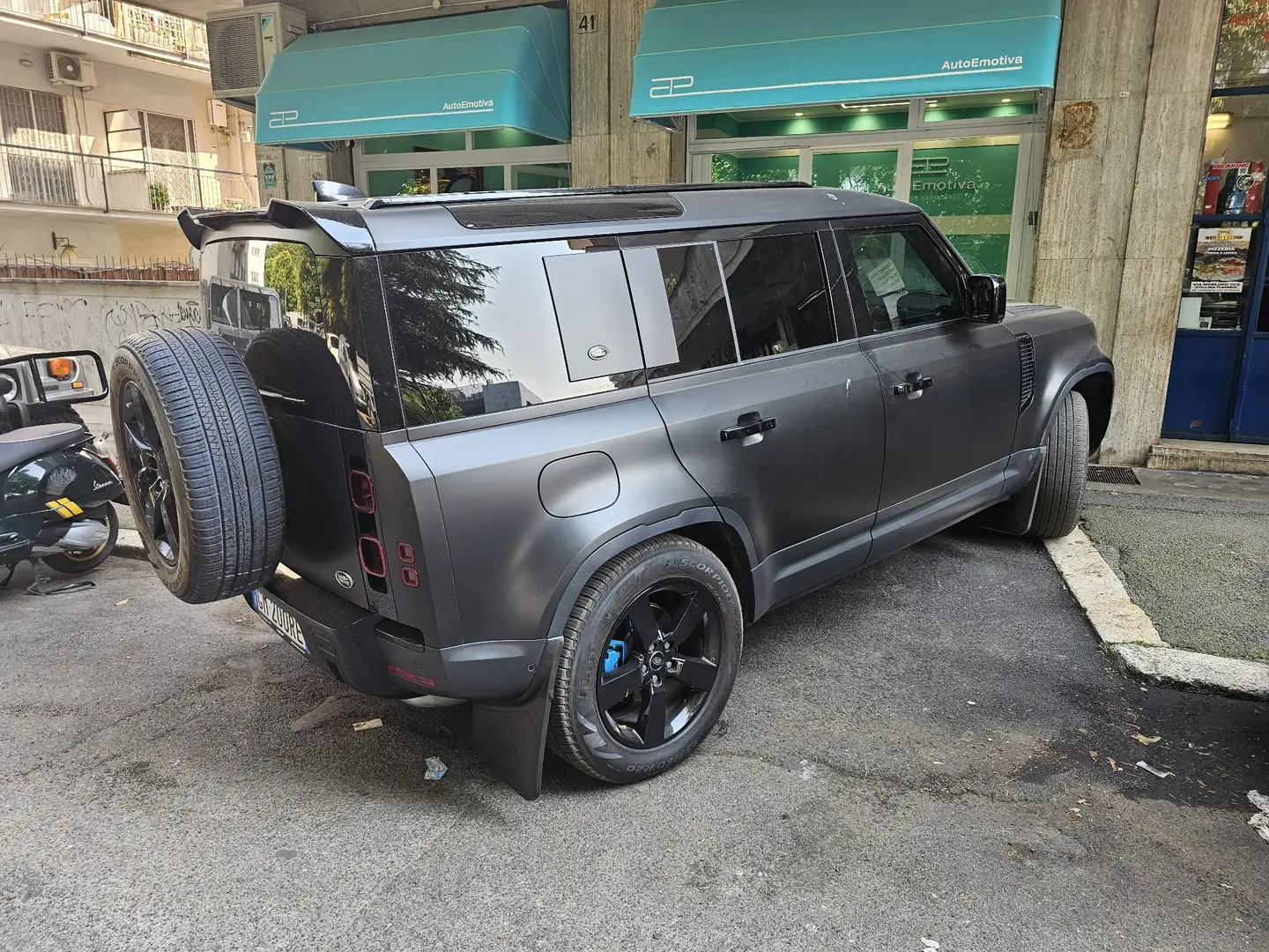 Land Rover Defender 110 3.0d i6 mhev SE awd Nero - 2