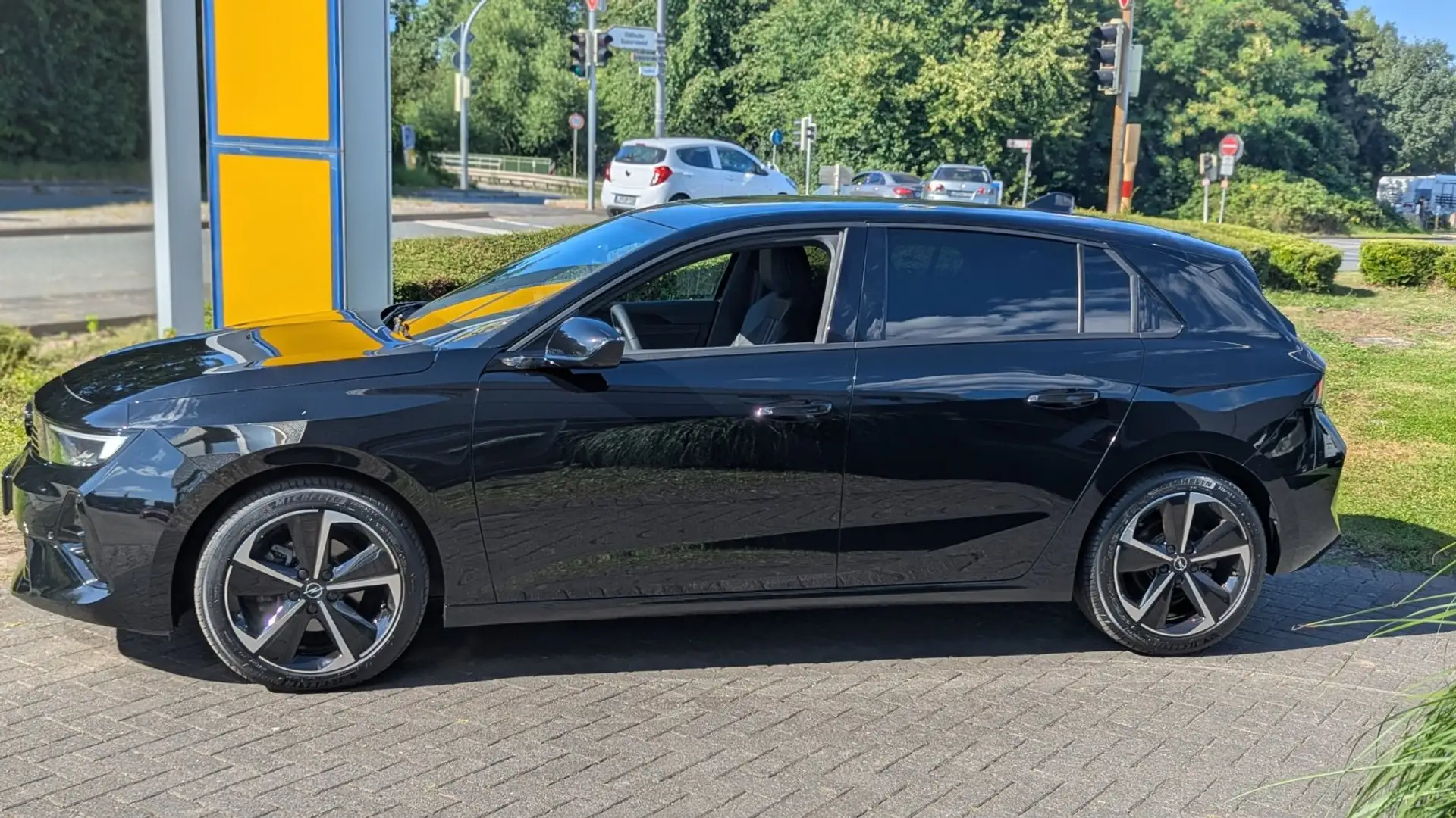 Opel Astra GS AT/NAVI/SHZ+LHZ/PDC vo+hi+360Cam Schwarz - 2