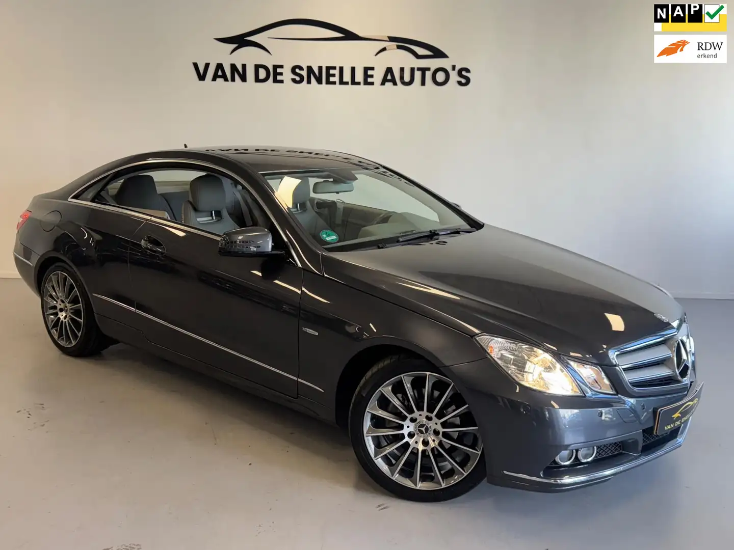 Mercedes-Benz E 200 Coupé CGI Elegance NIEUWSTAAT/XENON/VOLLEDER Grau - 1