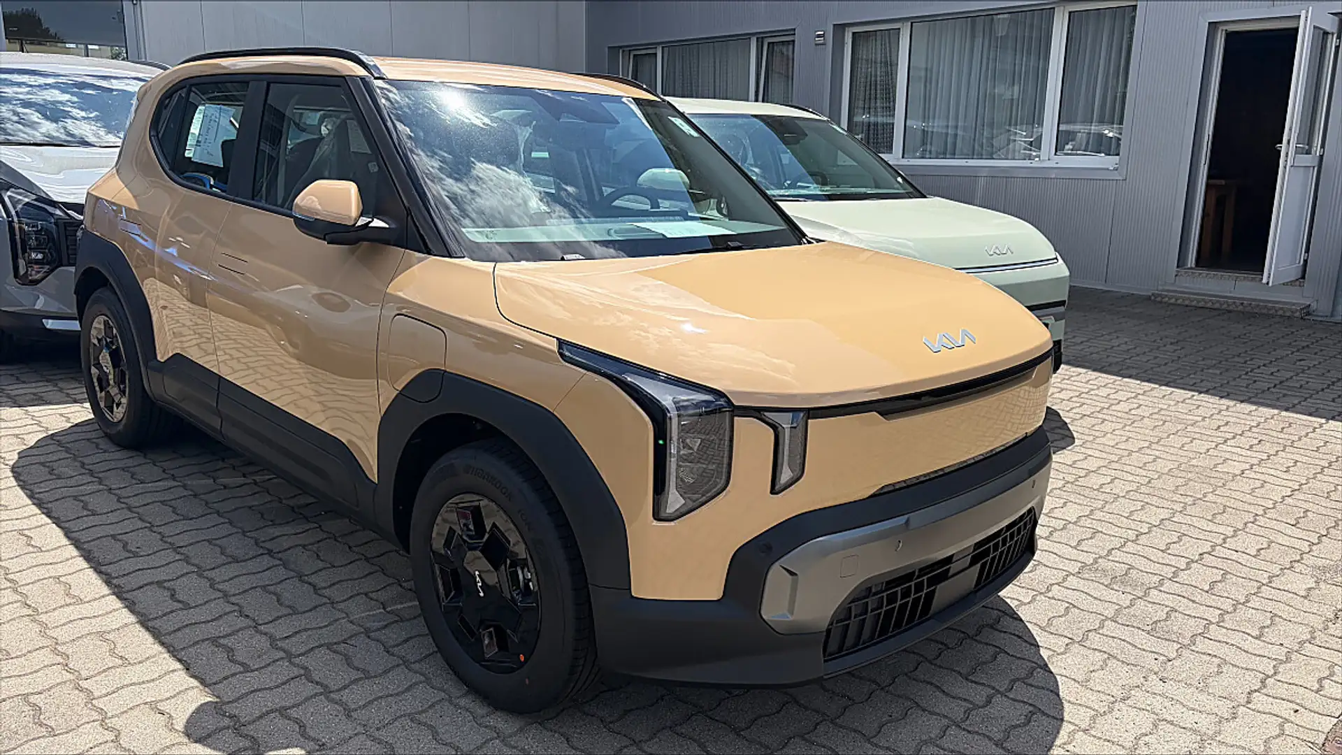 Kia EV2 /5S/EARTH/42,2KWH/AT/FWD/150/P1/P2/MY27 Beige - 1
