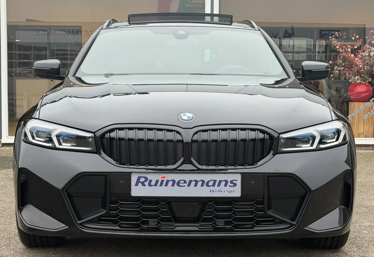 BMW 320 3-serie Touring 320i M-SPORT / PANO / LED / TREKHA Schwarz - 2