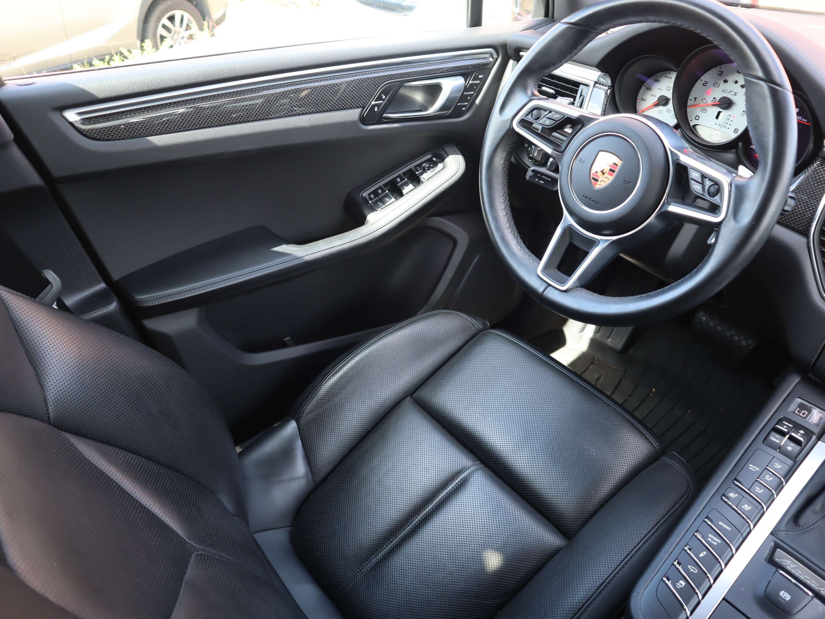 2018 Porsche Macan GTS thumb 15