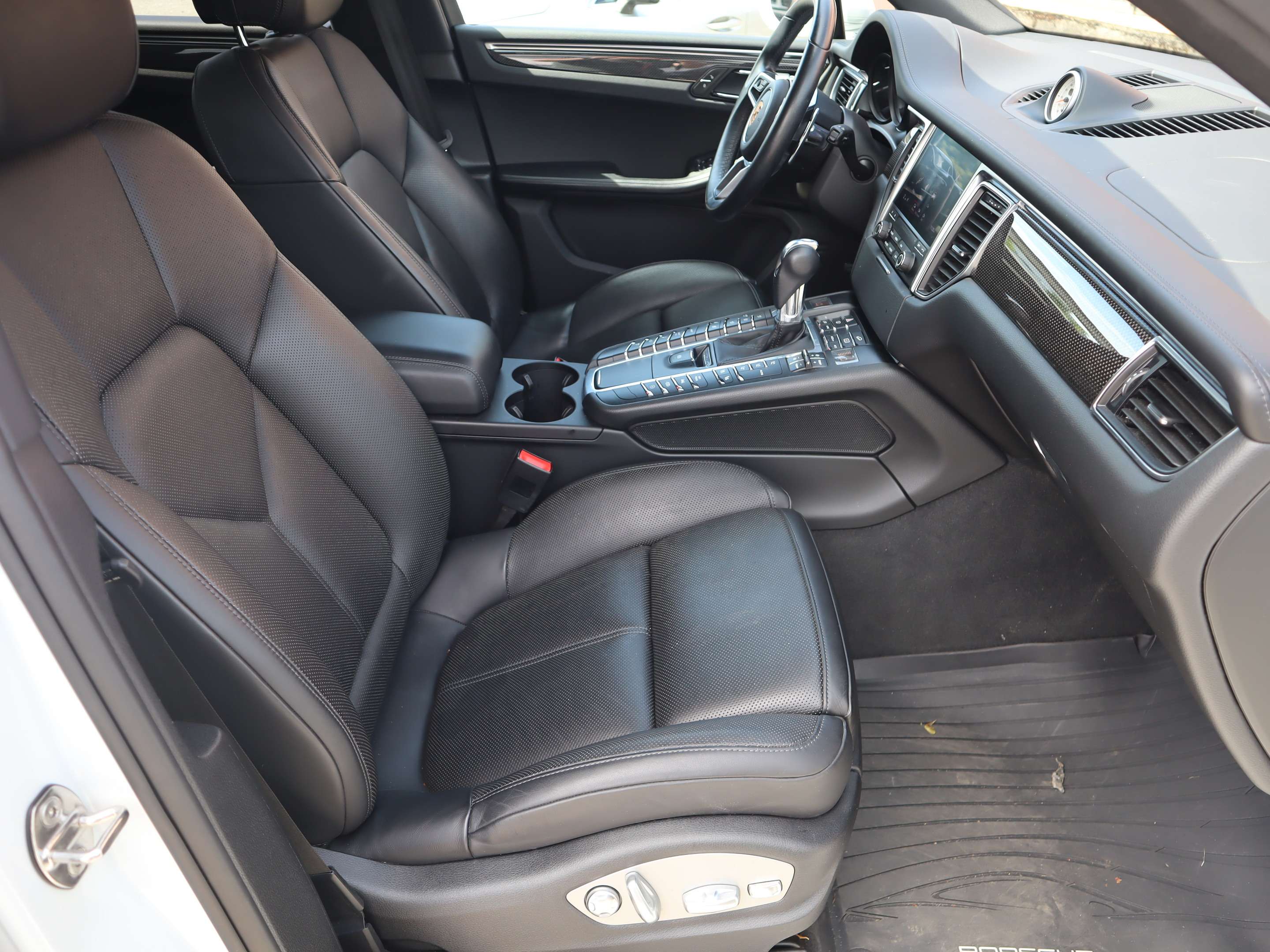 2018 Porsche Macan GTS thumb 25
