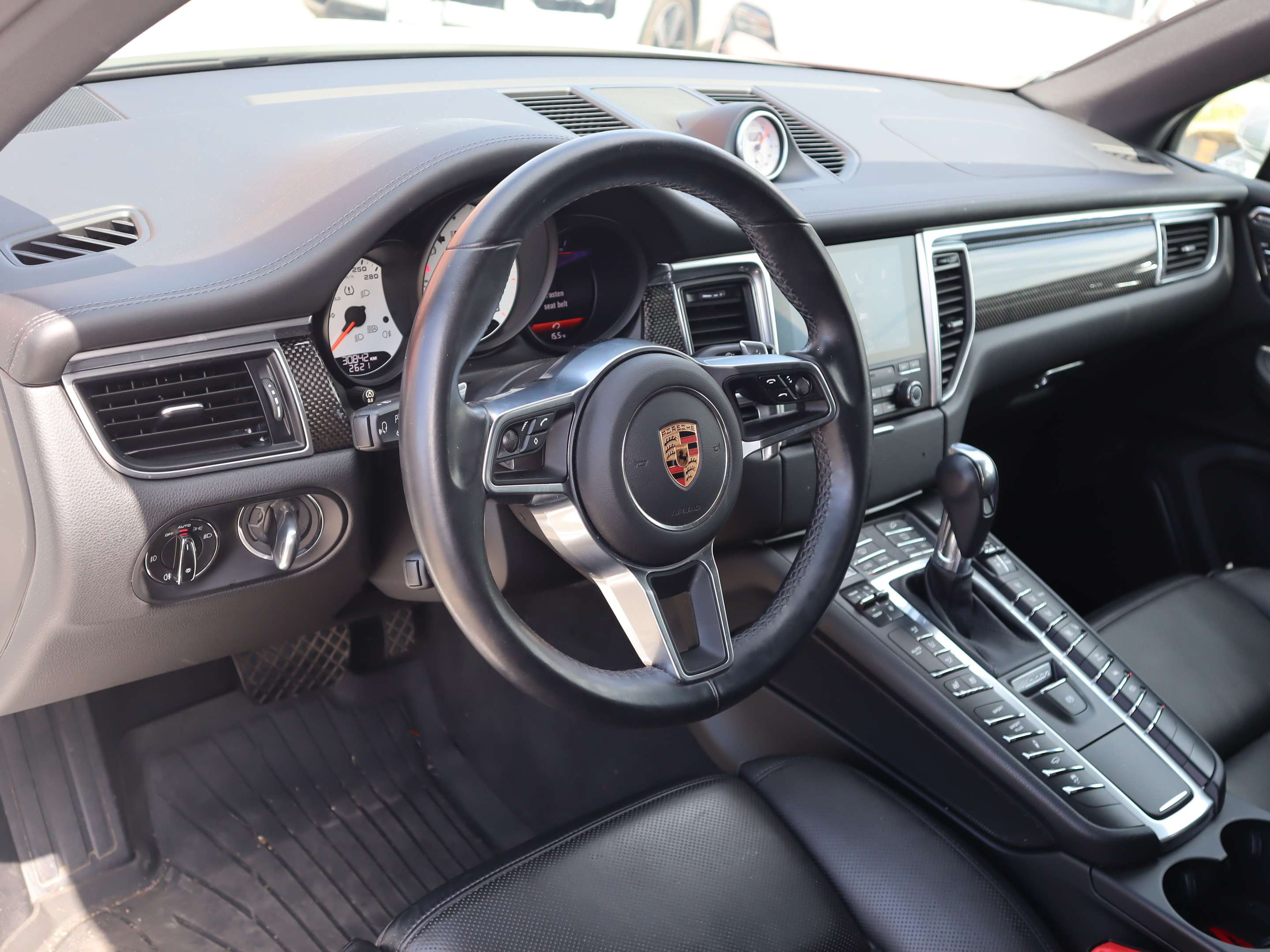 2018 Porsche Macan GTS thumb 12