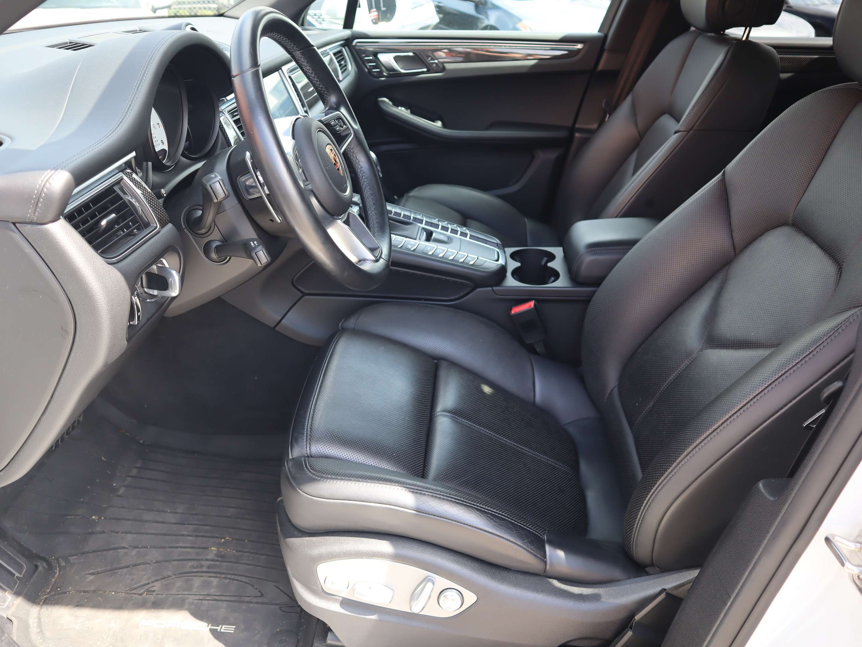 2018 Porsche Macan GTS thumb 13
