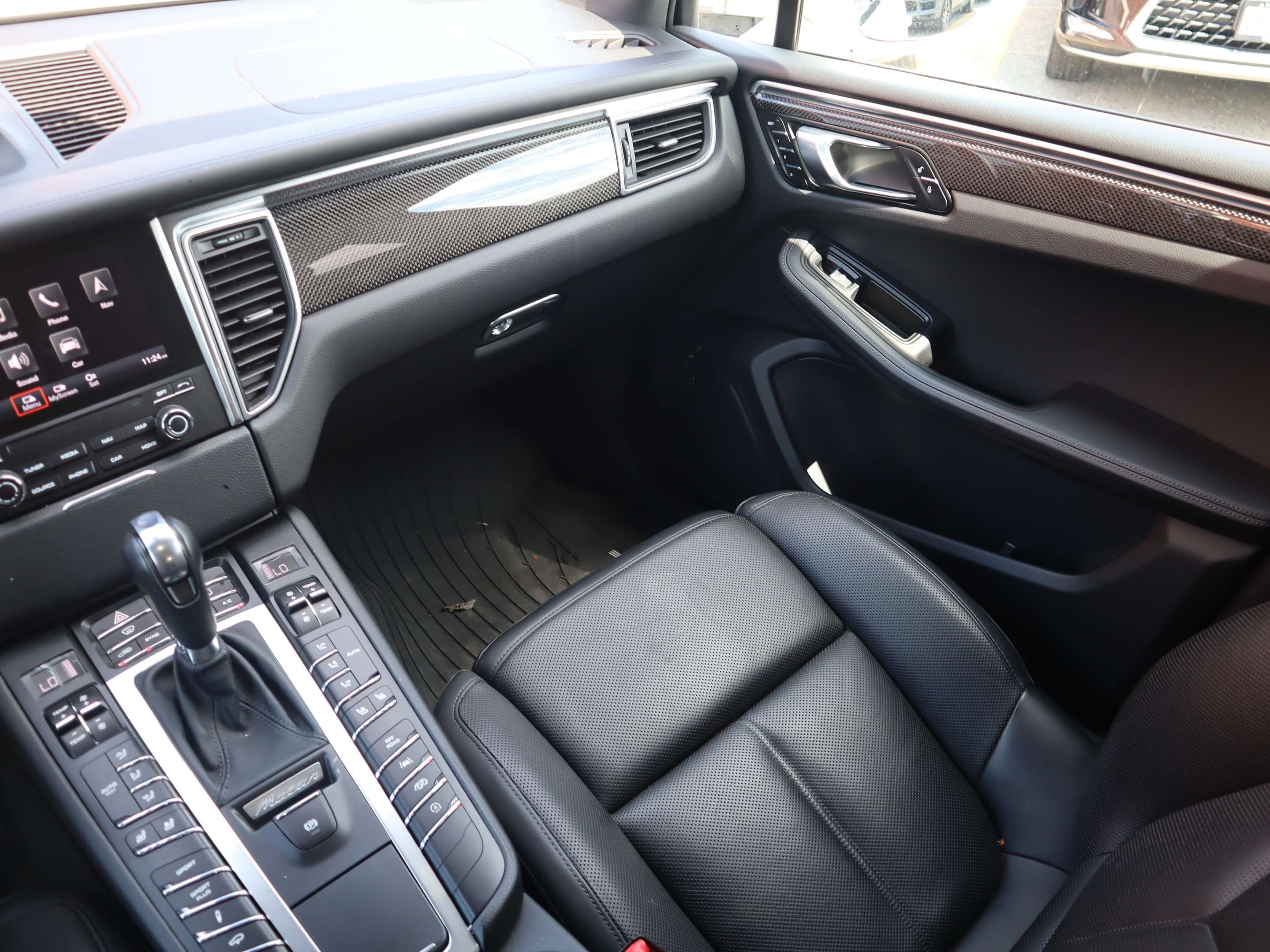 2018 Porsche Macan GTS thumb 17
