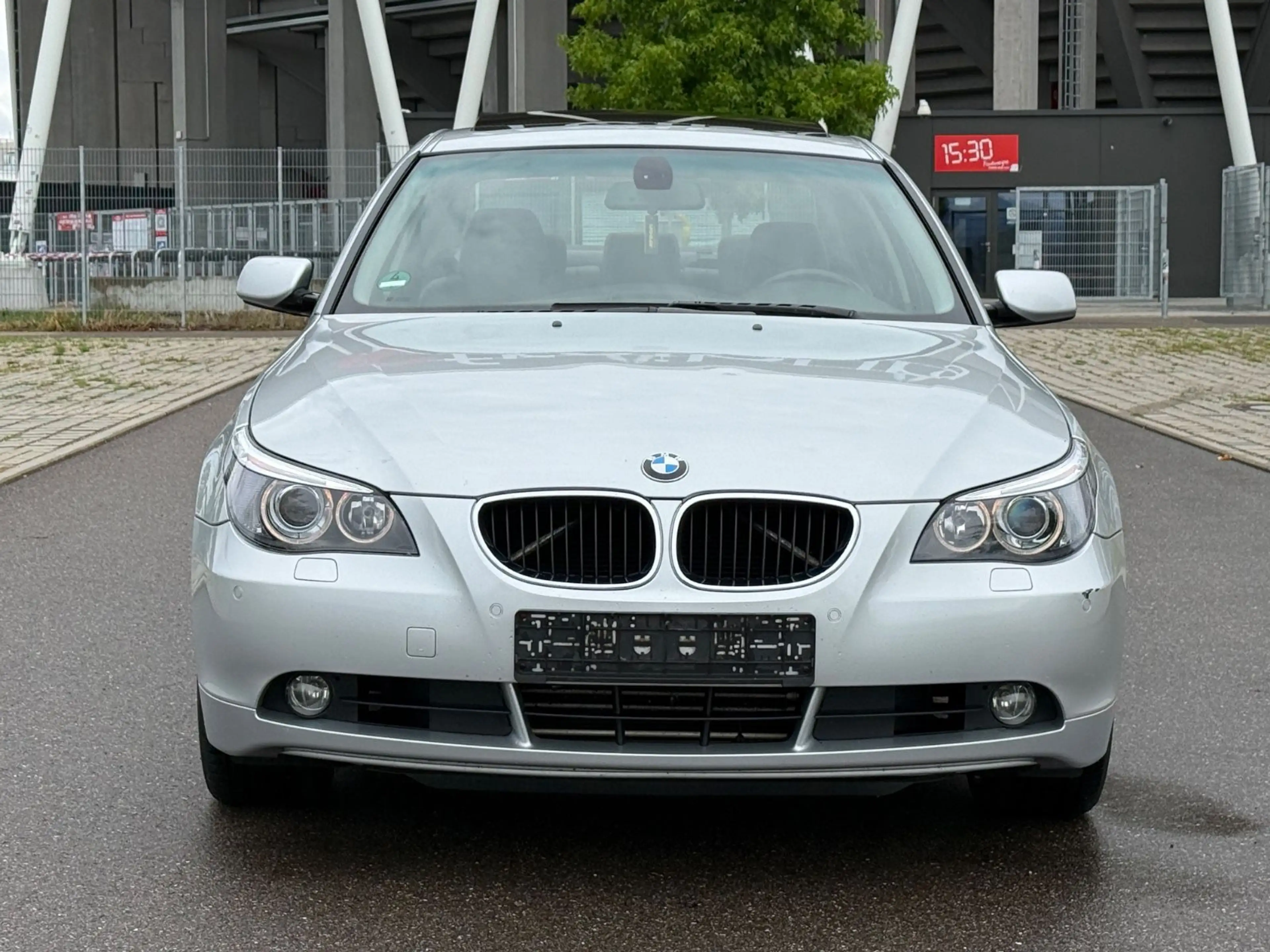 BMW 525 i xDrive , Leder , Automatik + Klima .