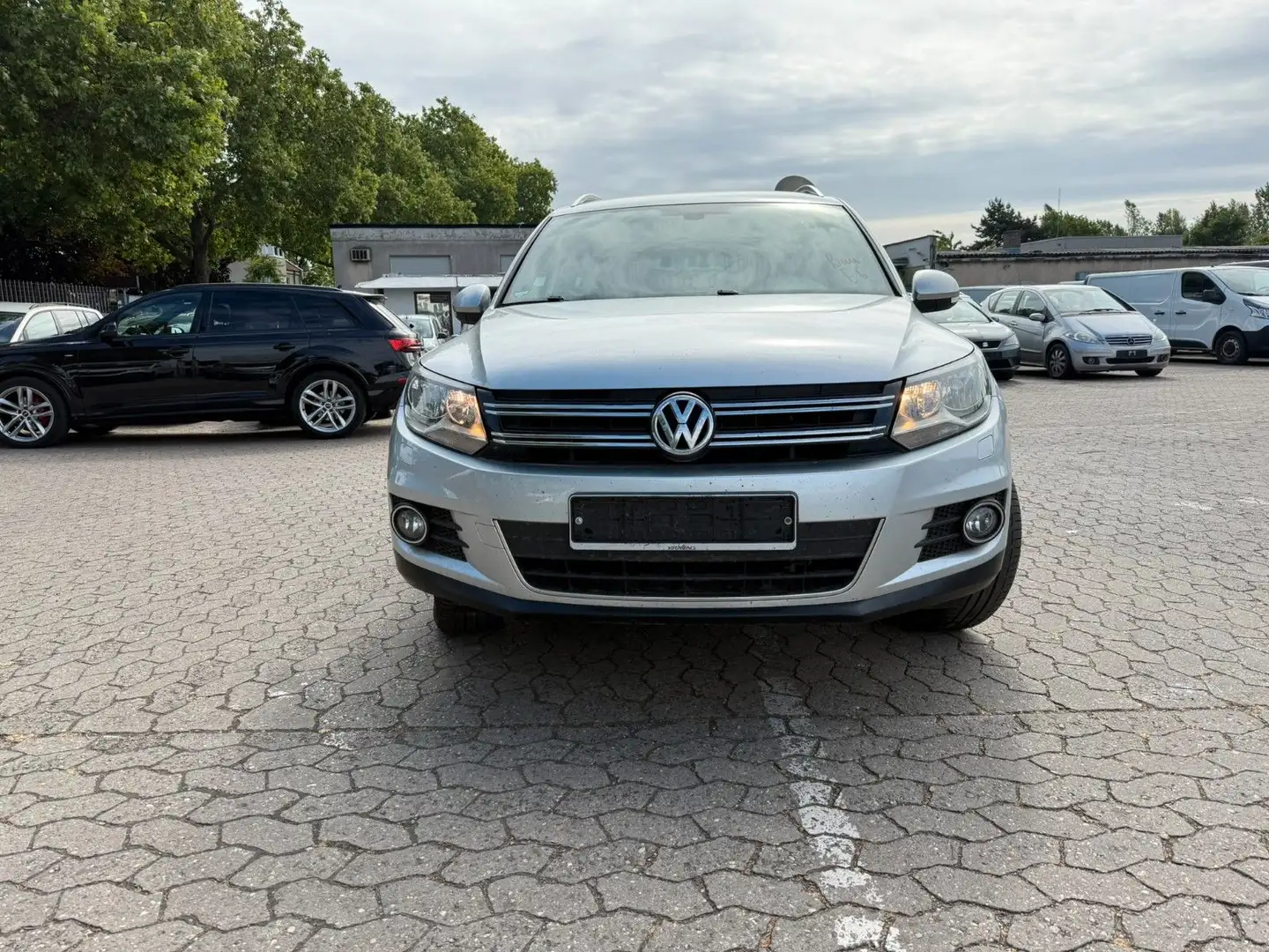 Volkswagen Tiguan Lounge Sport & Style 4Motion*DSG*SHZ Silber - 2
