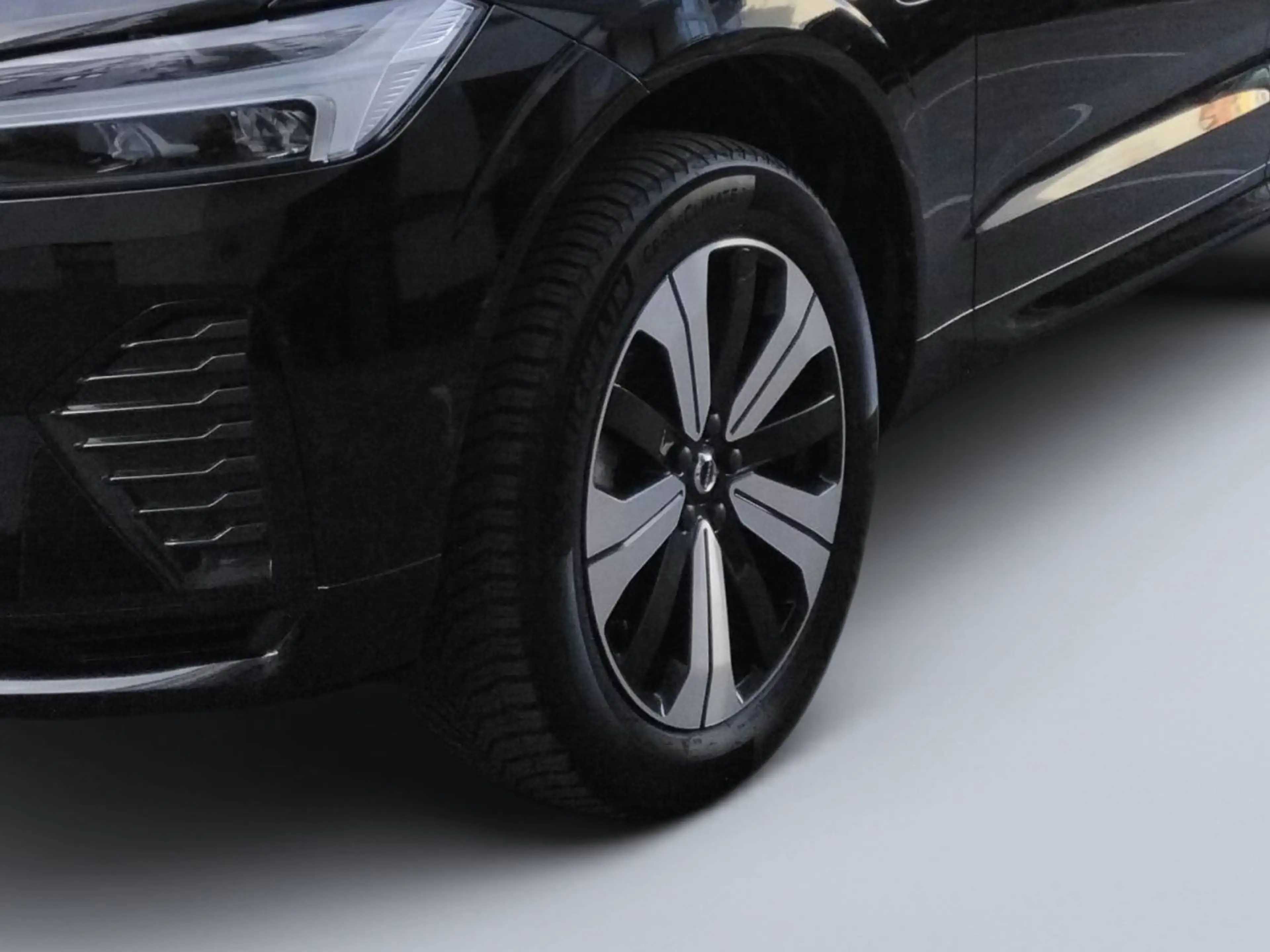 Volvo XC60 R Design Recharge Plug-In Hybrid AWD — photo 6