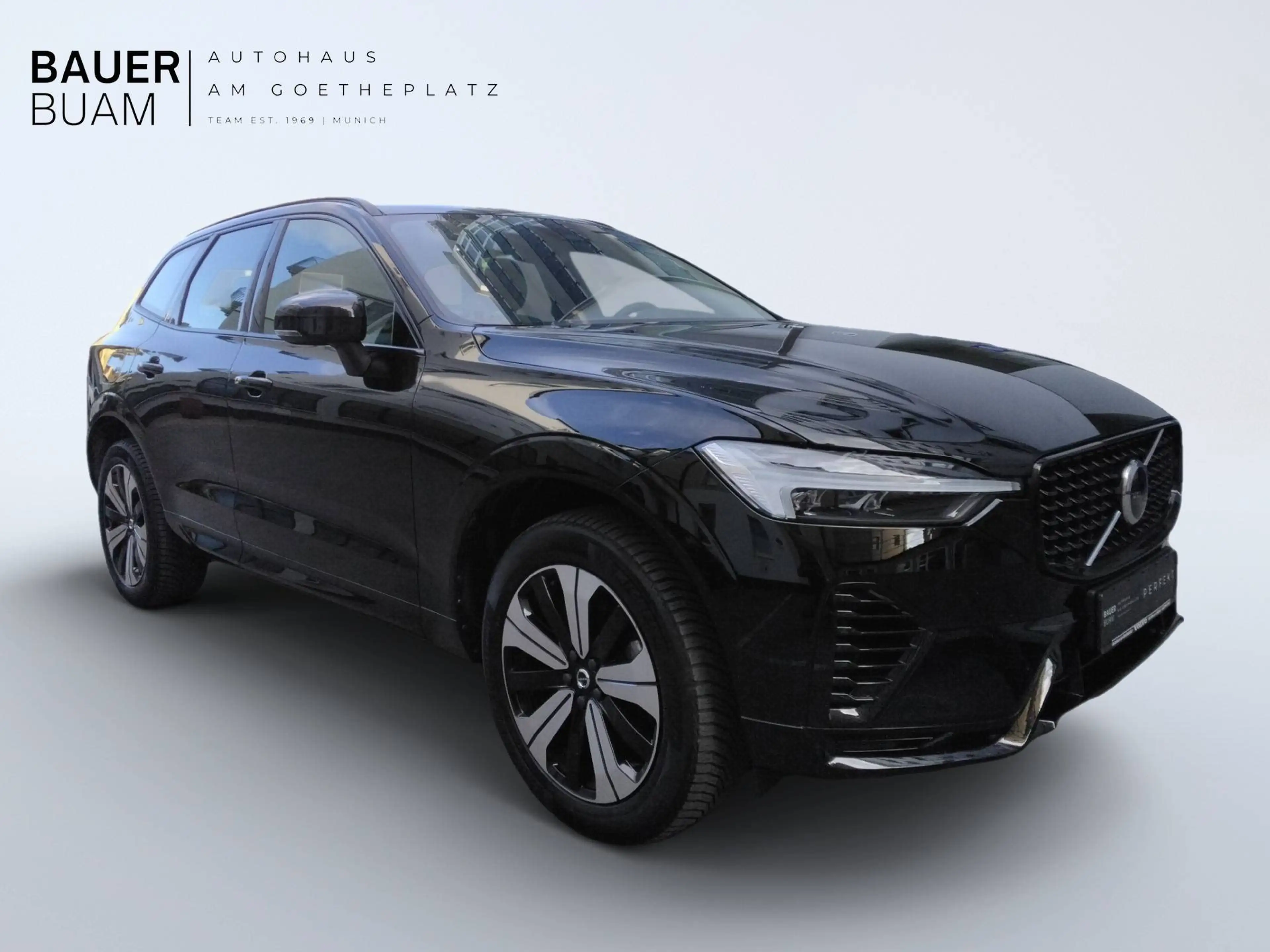 Volvo XC60 R Design Recharge Plug-In Hybrid AWD — photo 2