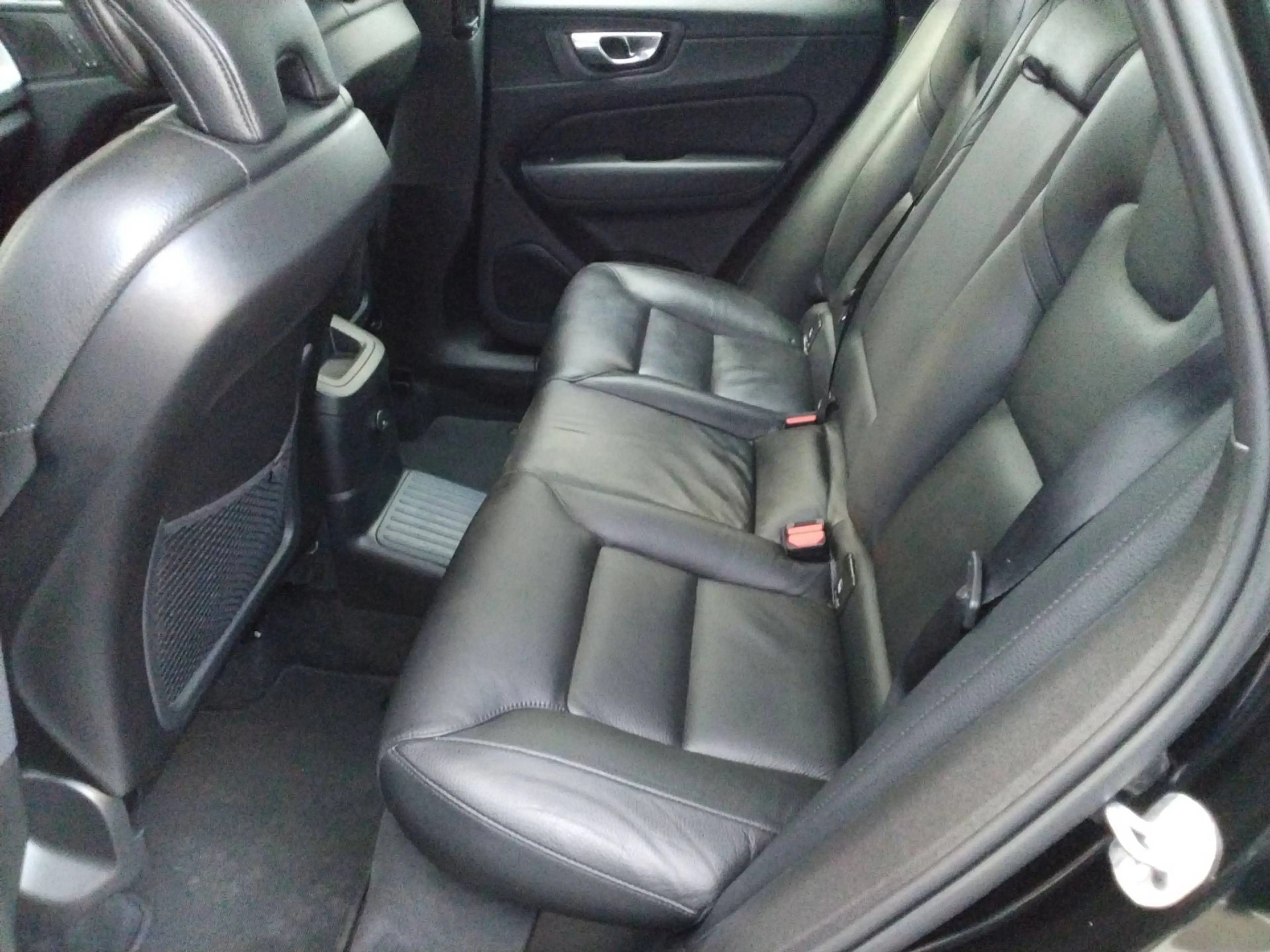 Volvo XC60 R Design Recharge Plug-In Hybrid AWD — photo 11