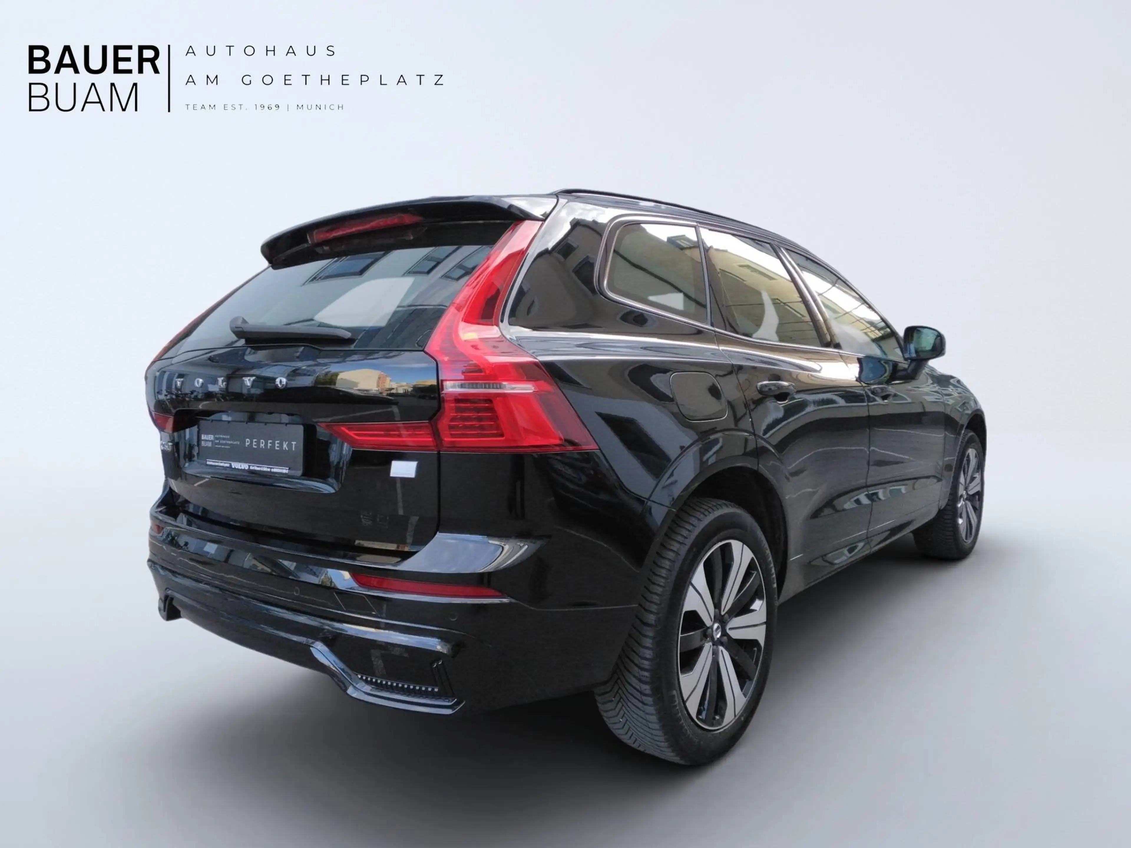 Volvo XC60 R Design Recharge Plug-In Hybrid AWD — photo 3