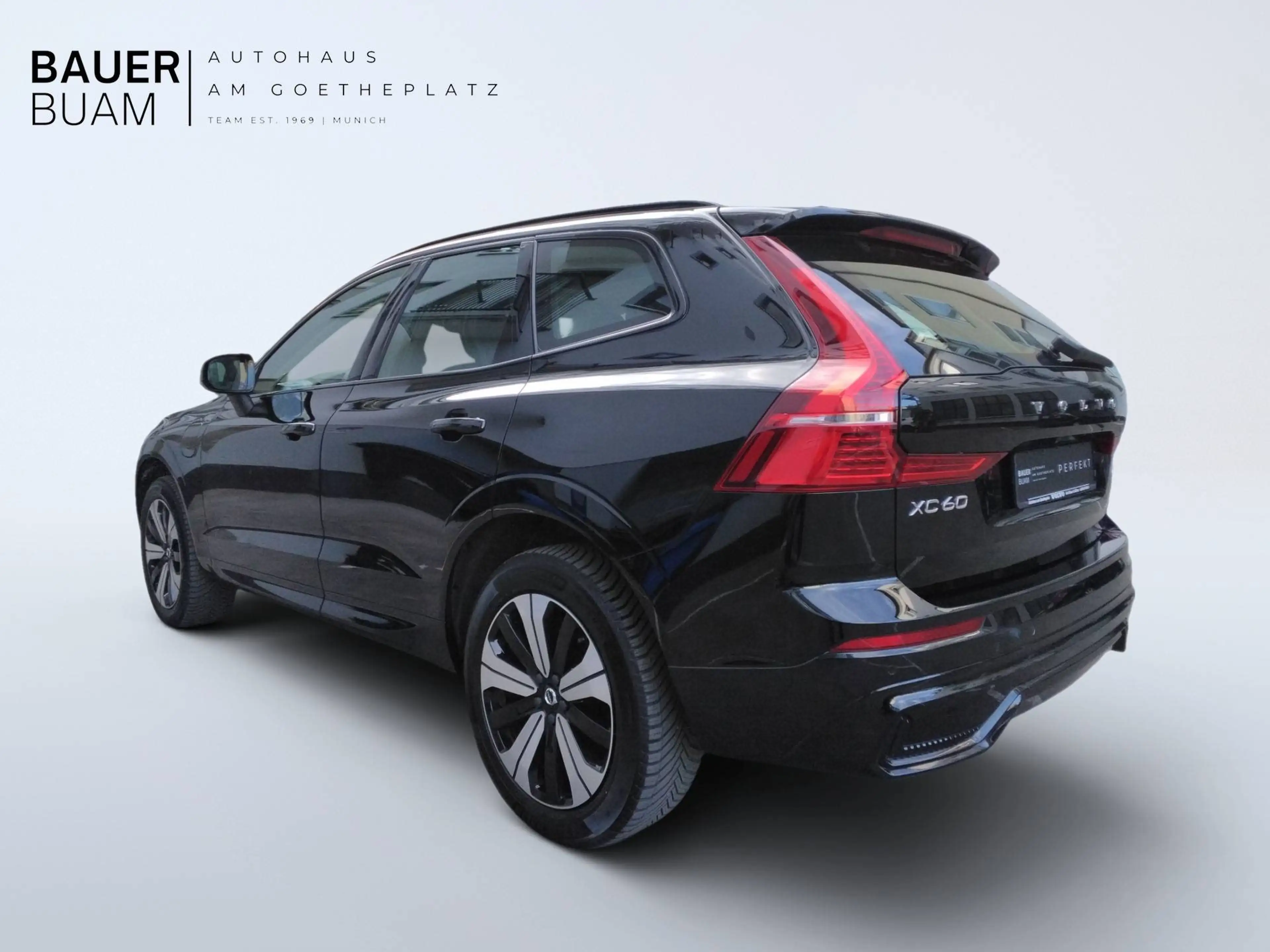 Volvo XC60 R Design Recharge Plug-In Hybrid AWD — photo 4