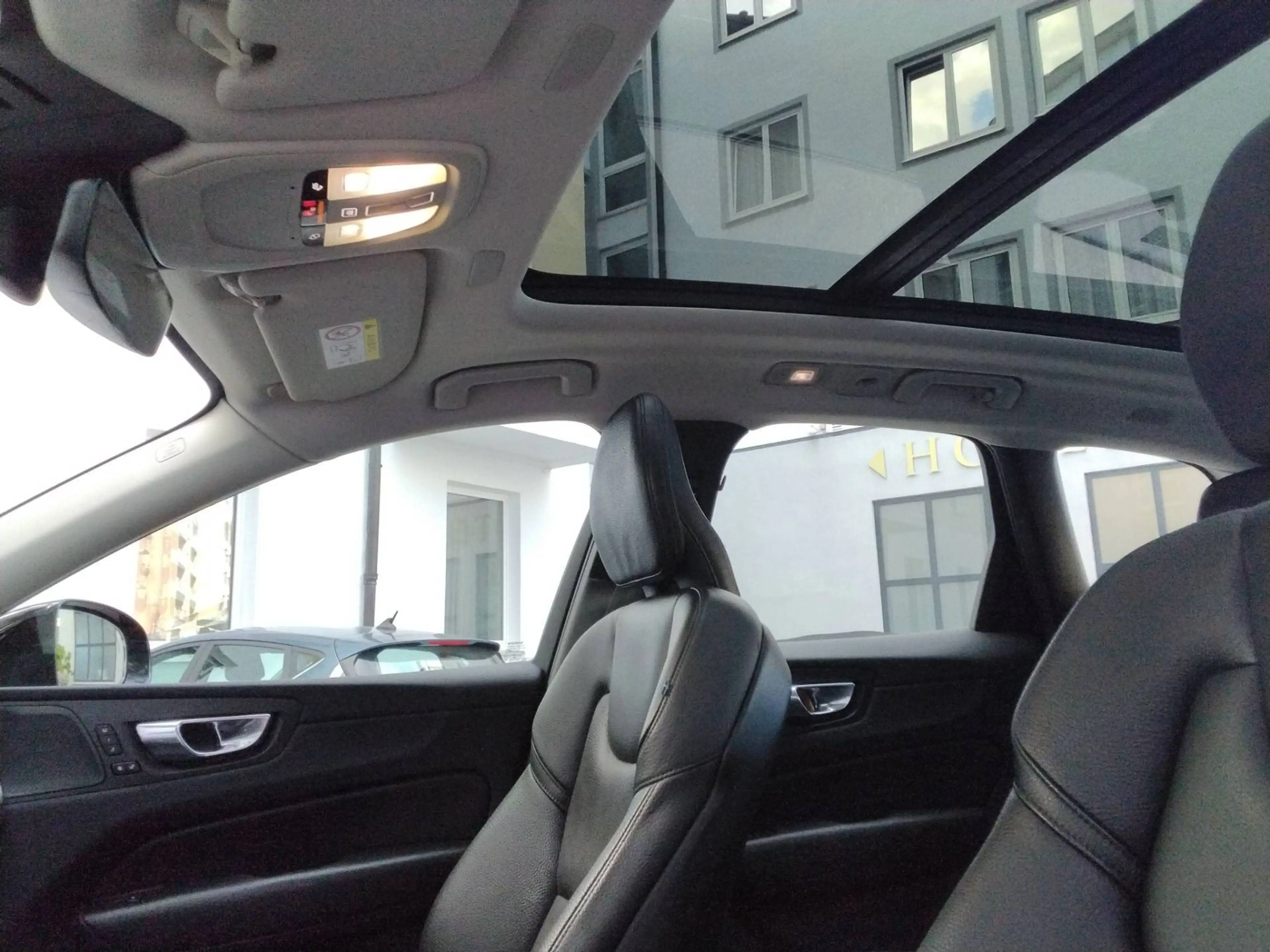 Volvo XC60 R Design Recharge Plug-In Hybrid AWD — photo 14