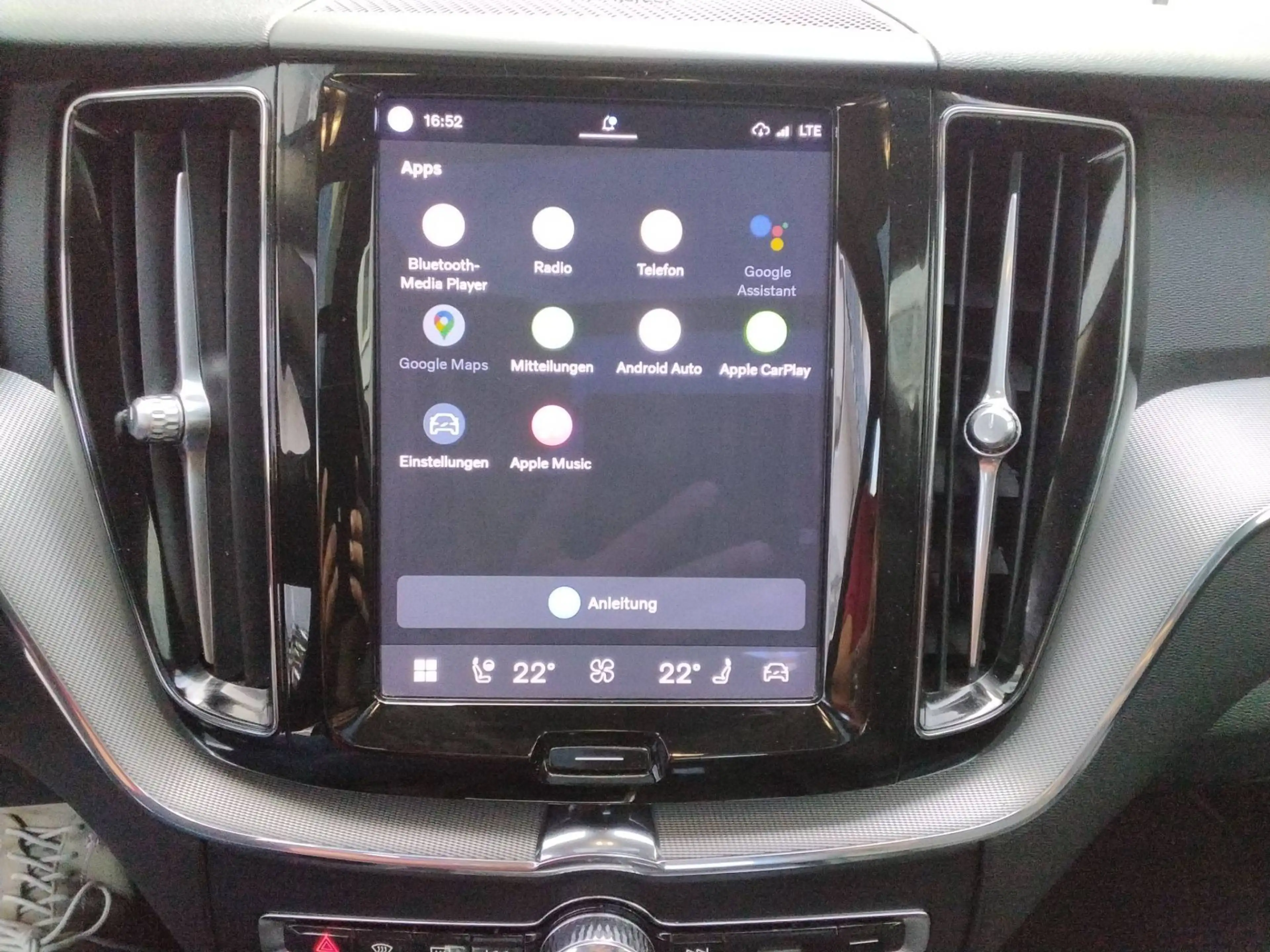 Volvo XC60 R Design Recharge Plug-In Hybrid AWD — photo 9