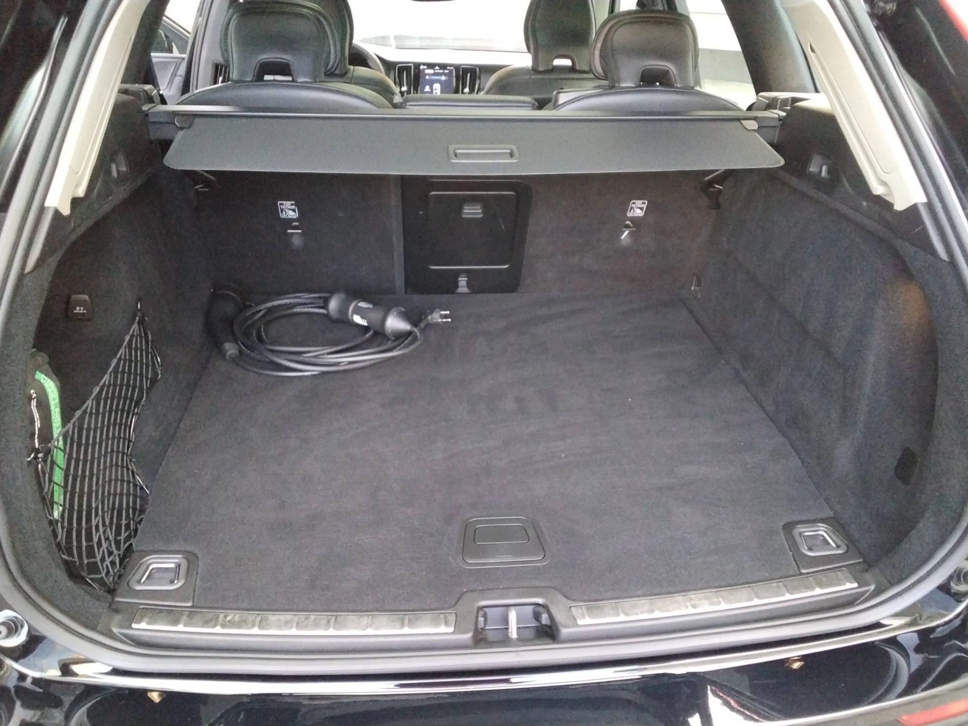 Volvo XC60 R Design Recharge Plug-In Hybrid AWD — photo 12