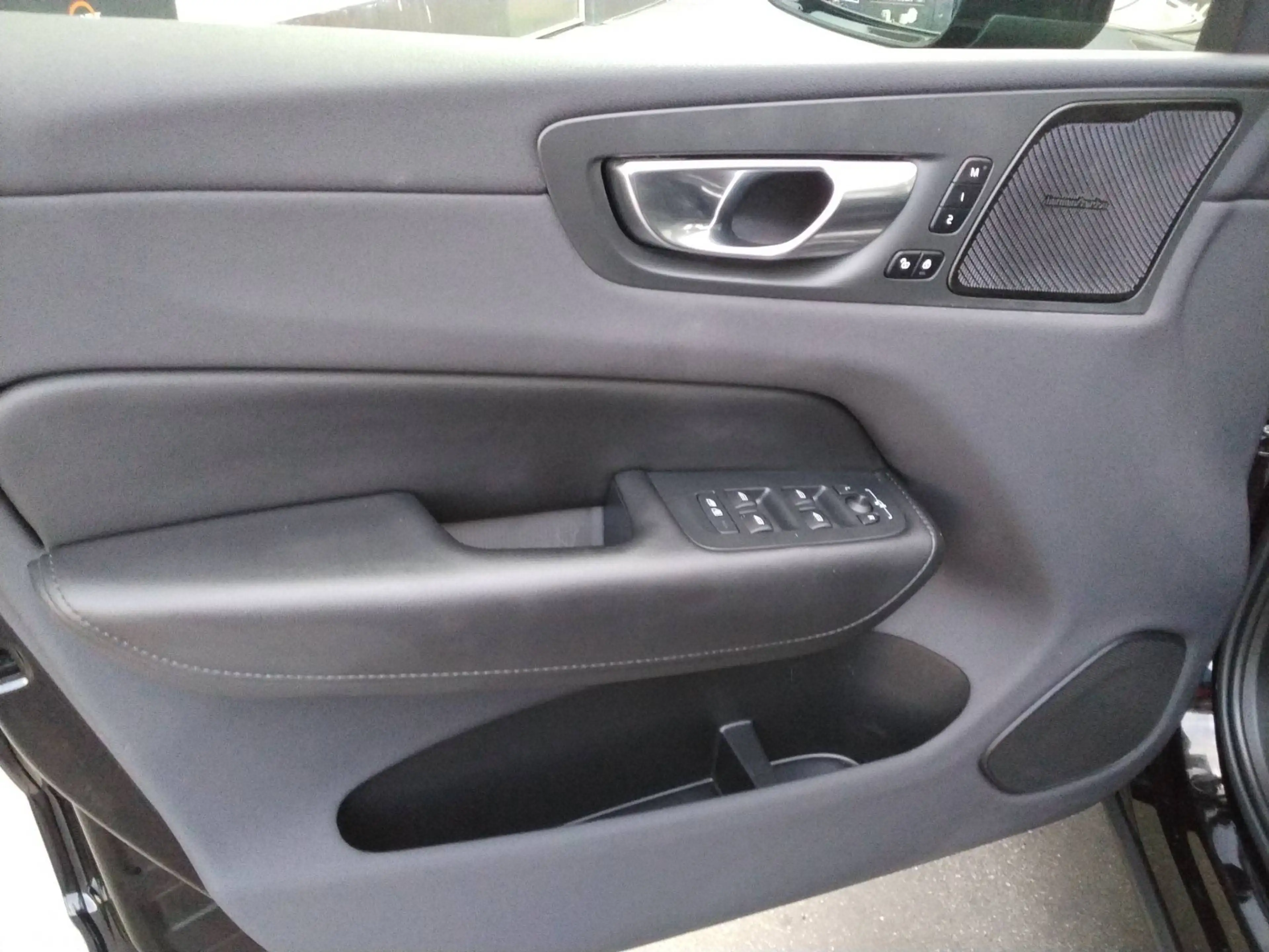 Volvo XC60 R Design Recharge Plug-In Hybrid AWD — photo 13
