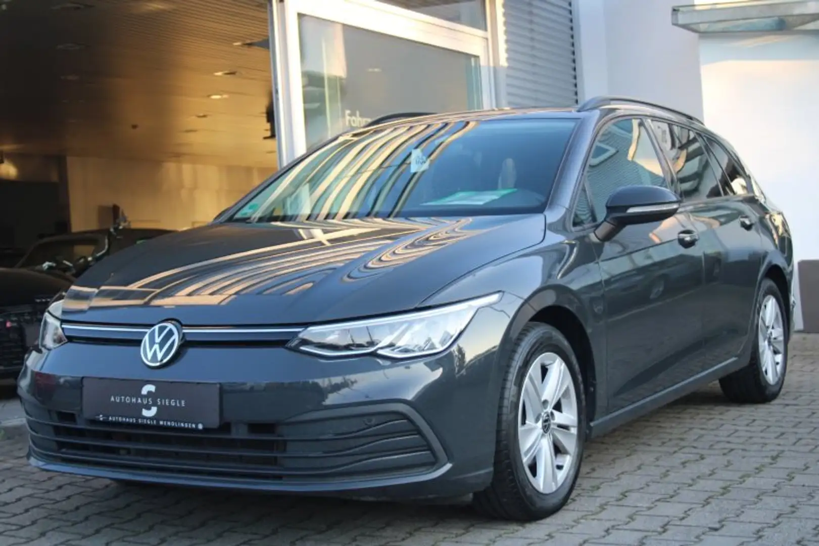 Volkswagen Golf VIII Variant 1.5 eTSI Life DSG Navi LED ACC Memory Gris - 2